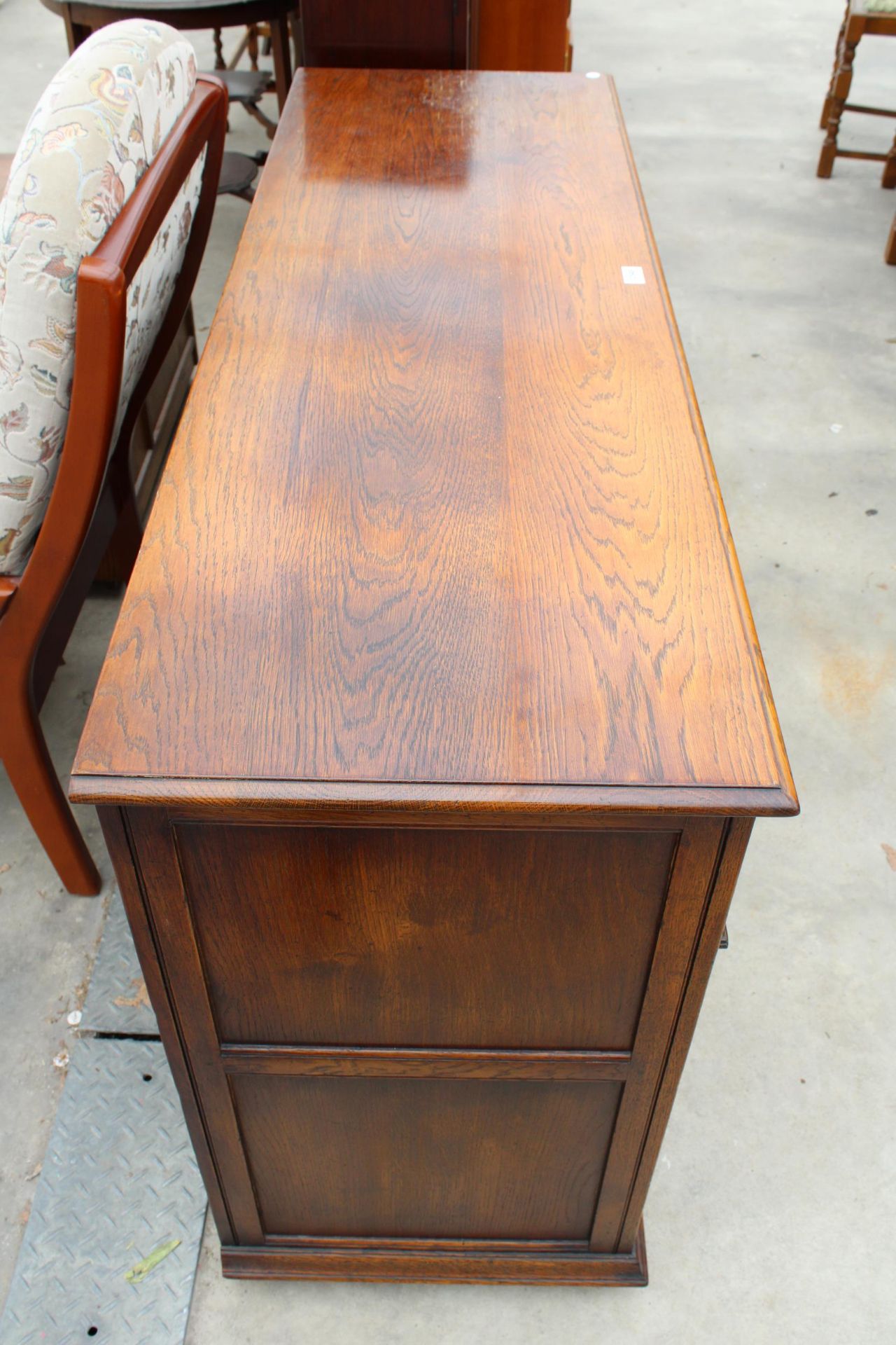 AN OAK GEORGE III STYLE DRESSER BASE, ENCLOSING 3 DRAWERS AND 3 PANELLED CUPBOARDS, WITH 'H' BRASS - Bild 4 aus 4