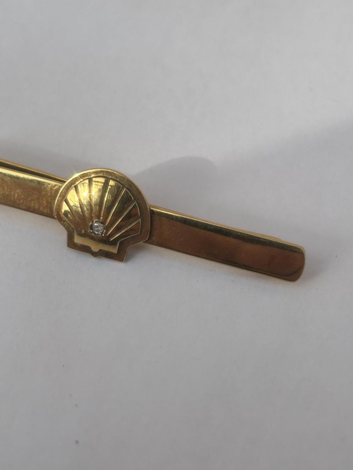 A FULLY HALLMARKED BIRMINGHAM 9CT GOLD AND DIAMOND SHELL PETROLEUM TIE PIN, WEIGHT 10 G - Image 2 of 5
