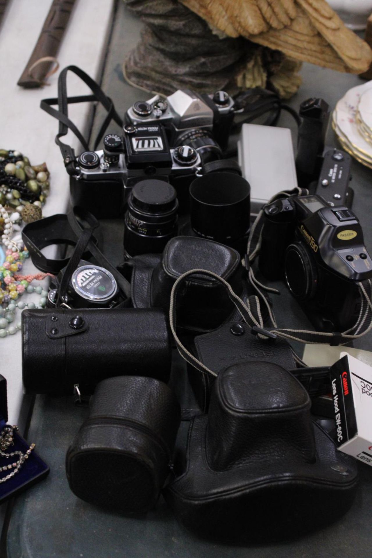 A QUANTITY OF VINTAGE CAMERAS AND ACCESSORIES TO INCLUDE CANON AND PENTAX ETC
