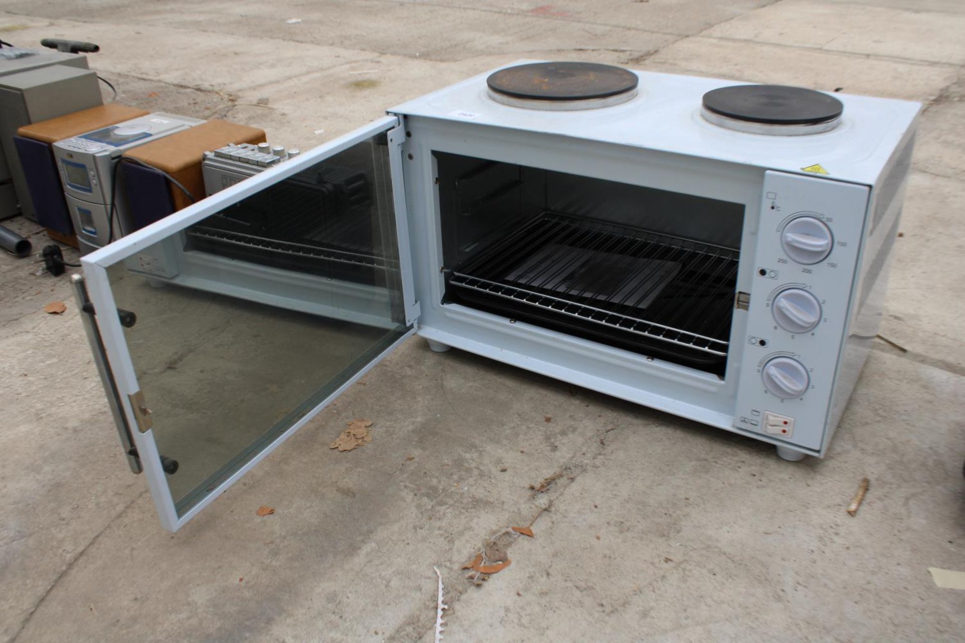A WHITE RUSSELL HOBBS COUNTER TOP OVEN - Image 2 of 3