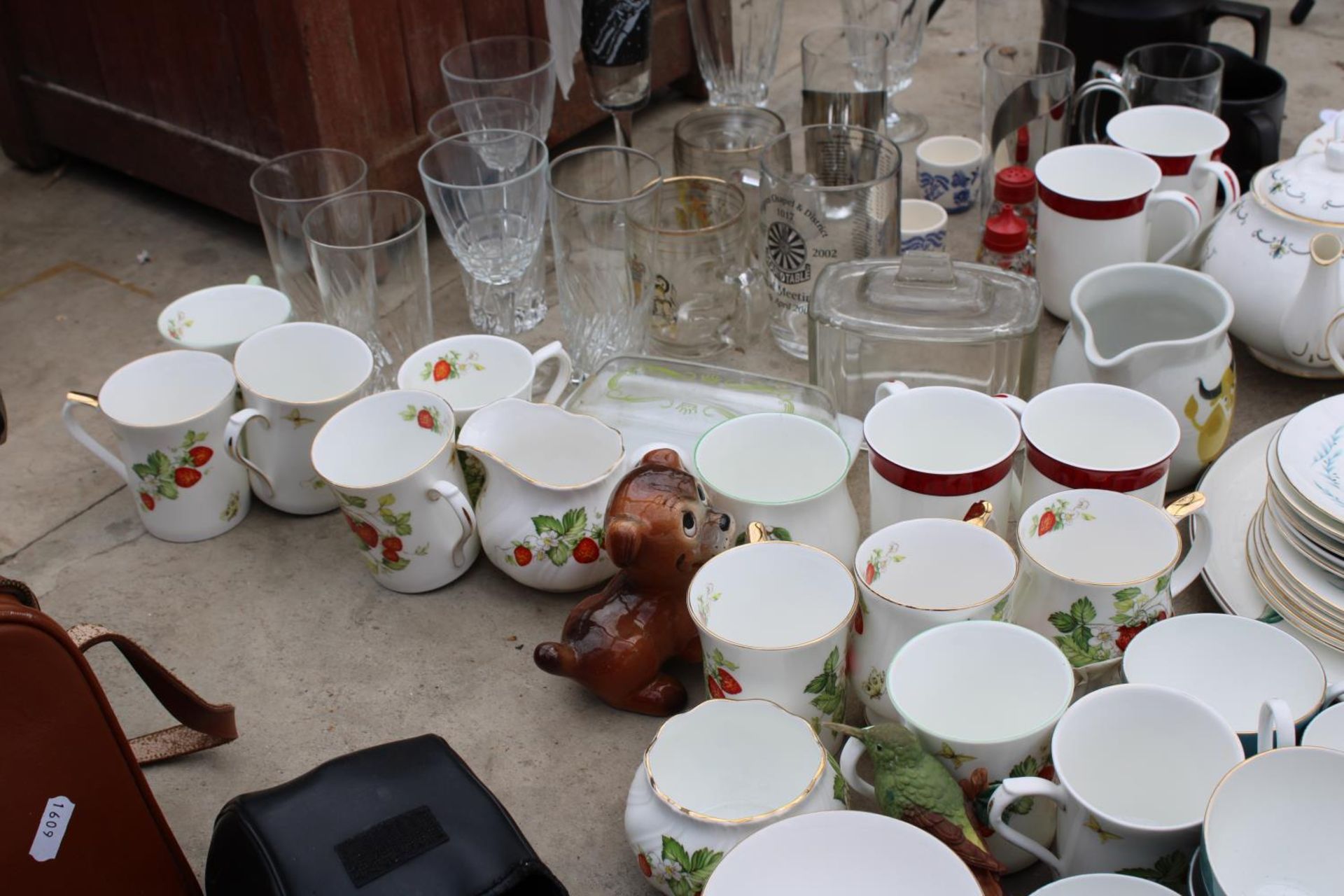 AN ASSORTMENT OF CERAMICS, GLASSWARE AND SILVER PLATE ITEMS TO INCLUDE CUPS AND SAUCERS, WINE - Bild 5 aus 5