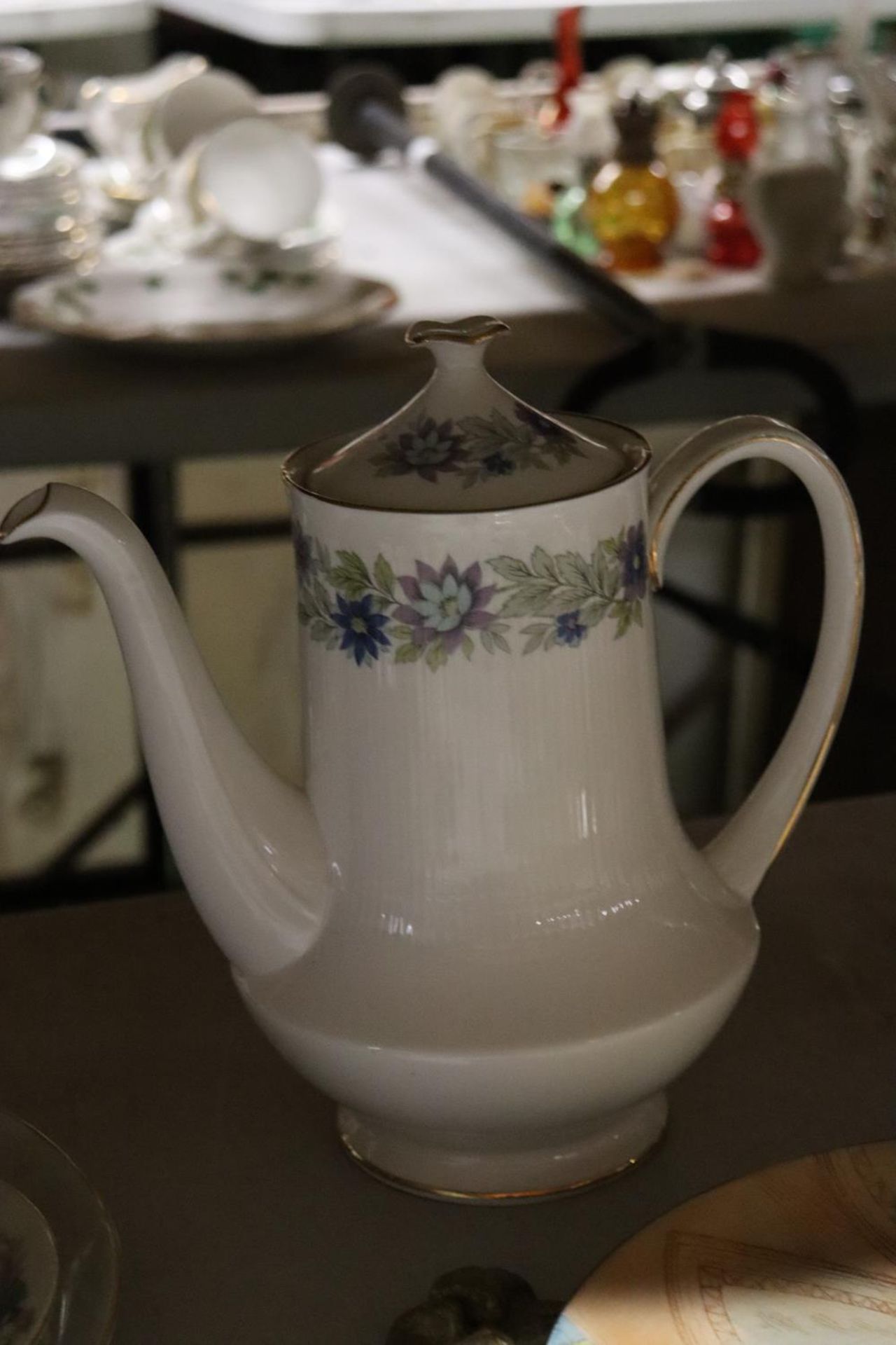 A MIXED LOT TO INCLUDE MINTON 'APRIL' TEA CUPS, A LARGE ORIENTAL BLUE AND WHITE FIGURE, A PARAGON ' - Image 6 of 6