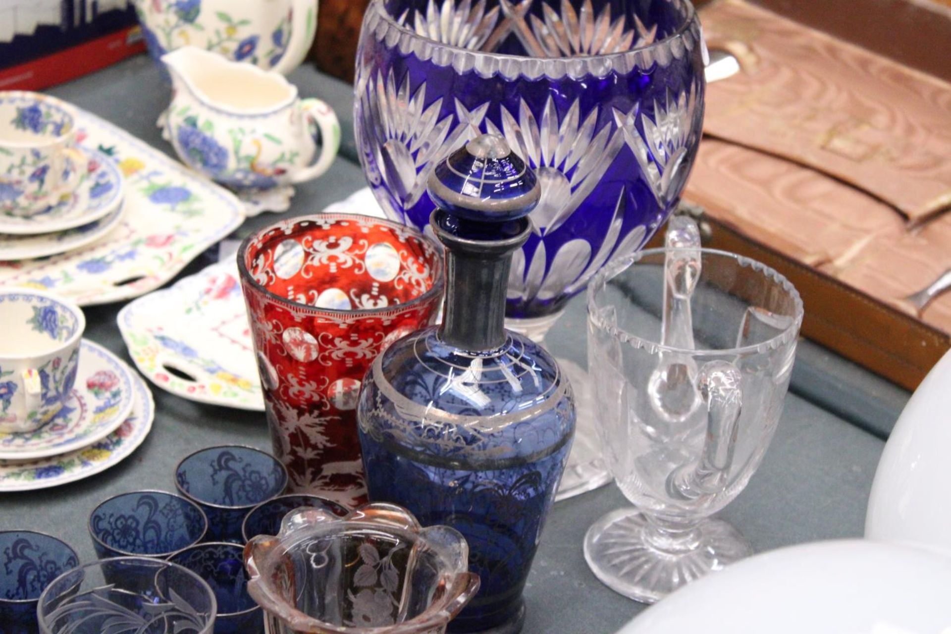 A MIXED LOT OF GLASSWARE TO INCLUDE A BLUE BOHEMIAN STYLE VASE, CRANBERRY JUG, SIX SHOT GLASSES ETC - Image 5 of 5