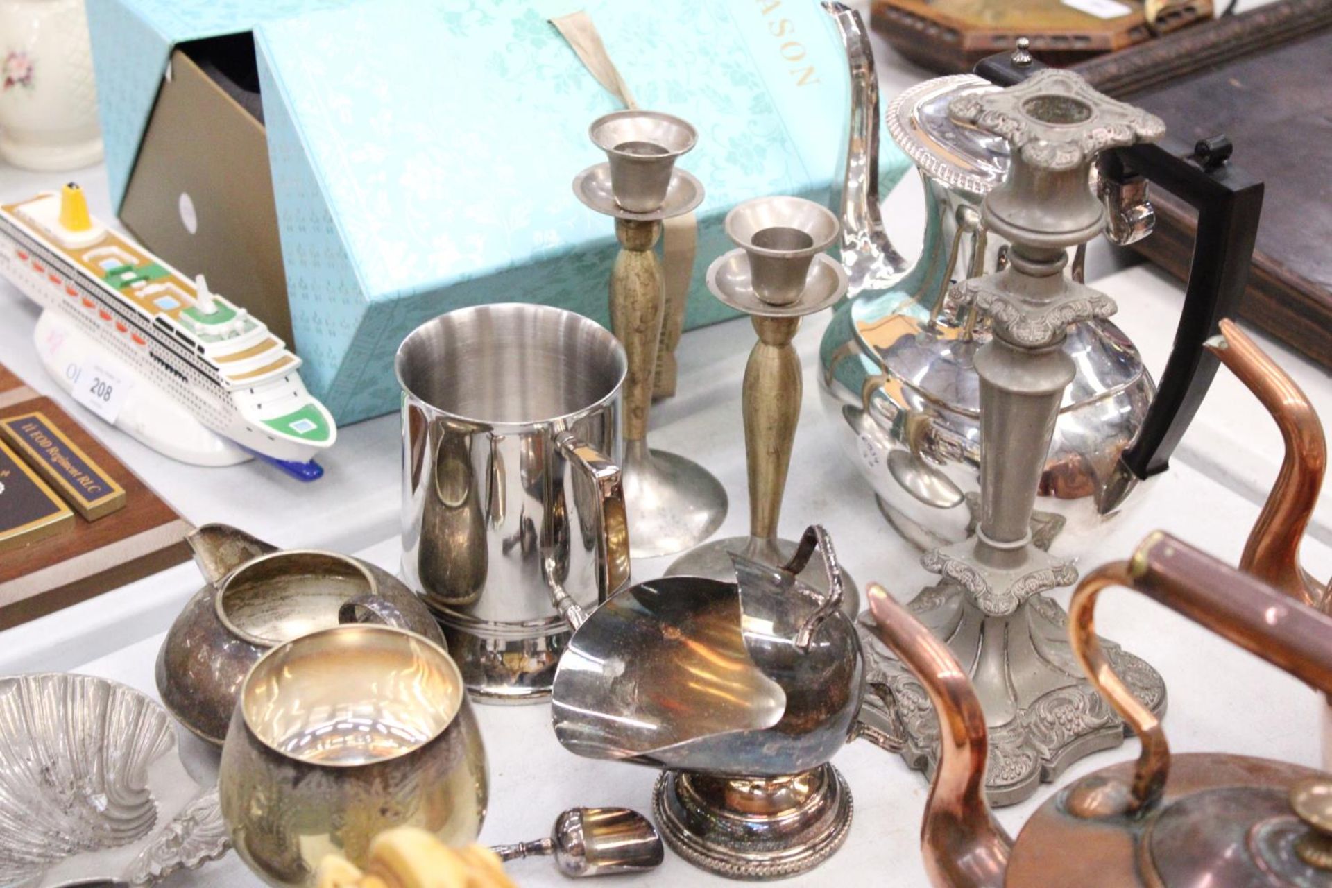 A LARGE QUANTITY OF SILVER PLATED ITEMS TO INCLUDE CANDLESTICKS, A KETTLE, A TANKARD, JUGS, BOWLS, - Bild 5 aus 6