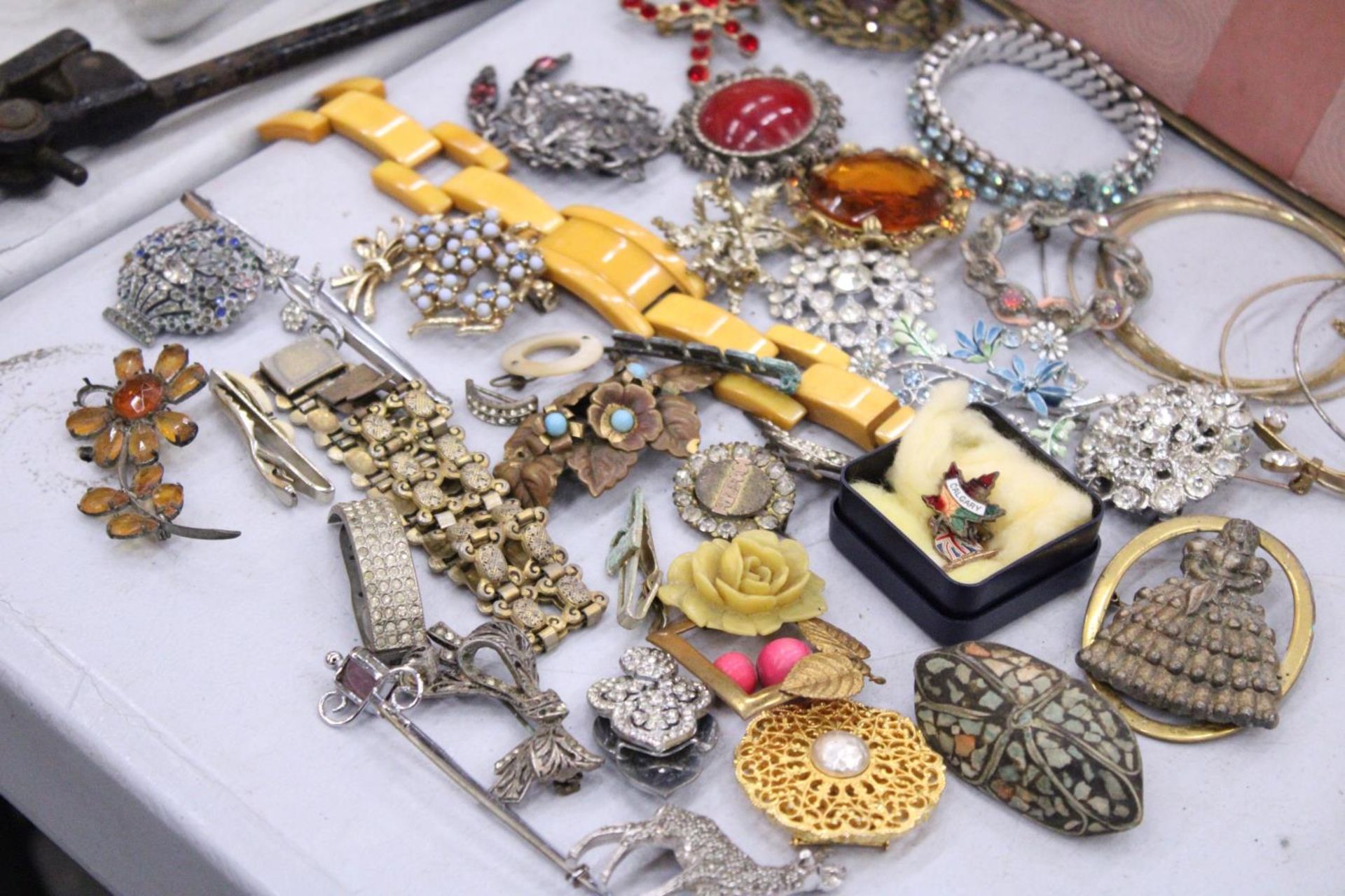 A QUANTITY OF COSTUME JEWELLERY TO INCLUDE BROOCHES, BANGLES, BRACELETS, ETC PLUS A SMALL WOOD AND - Image 5 of 6