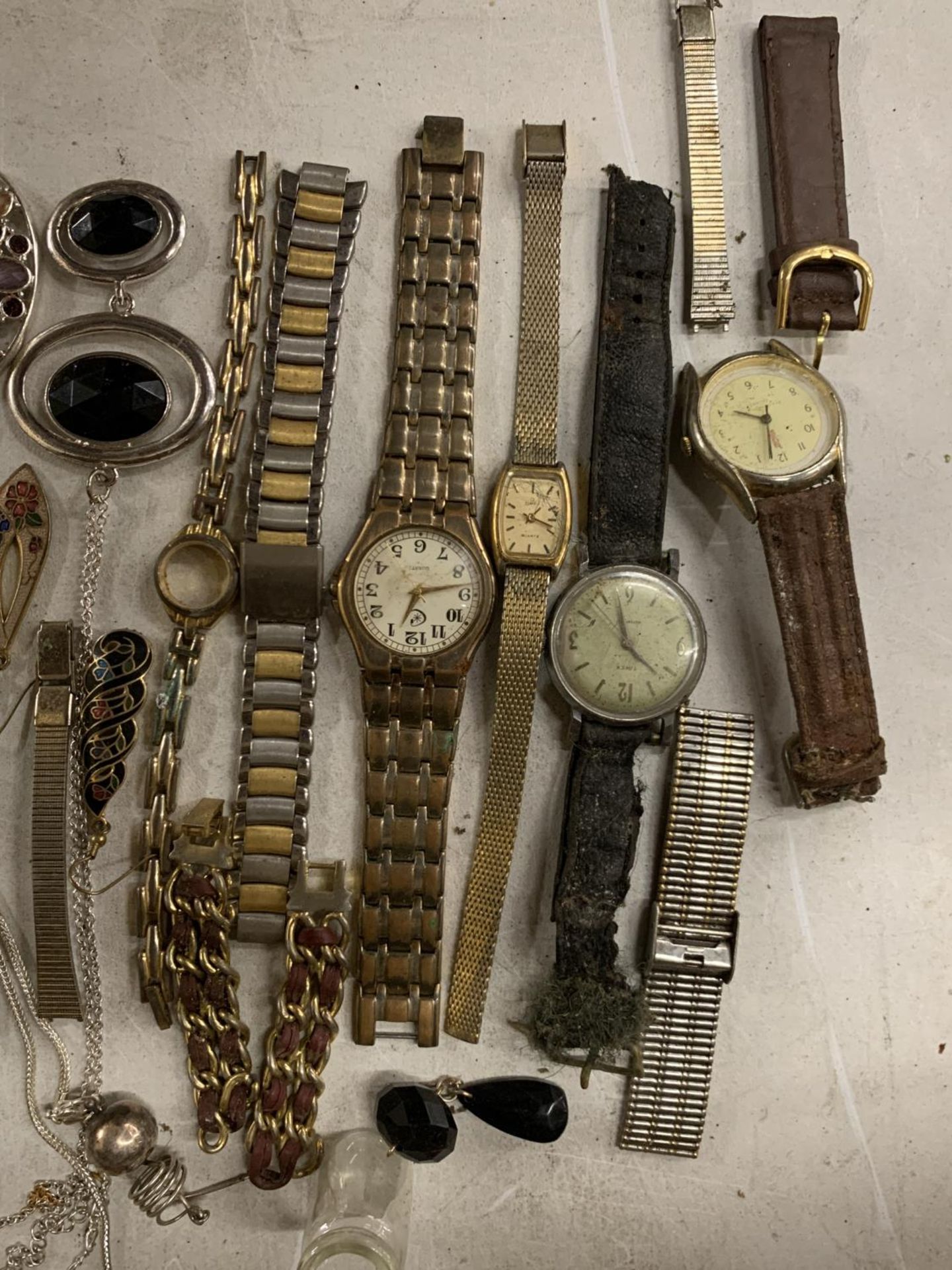 A MIXED LOT OF WATCH AND WATCH PARTS PLUS COSTUME JEWELLERY FOR RESTORATION - Image 2 of 4