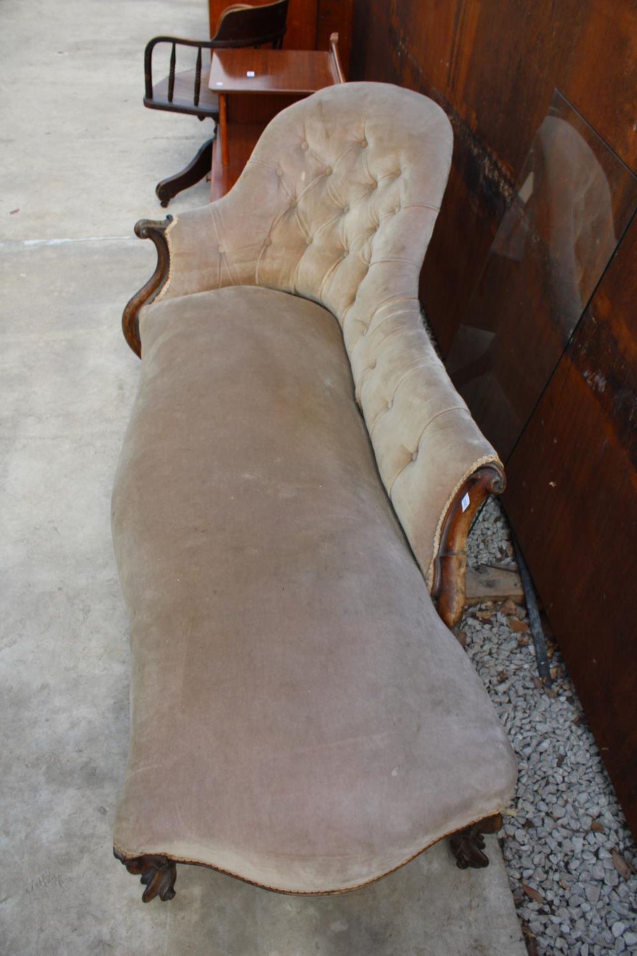 A VICTORIAN MAHOGANY CHAISE LONGUE WITH SCROLL ARM AND LEGS - Image 3 of 3