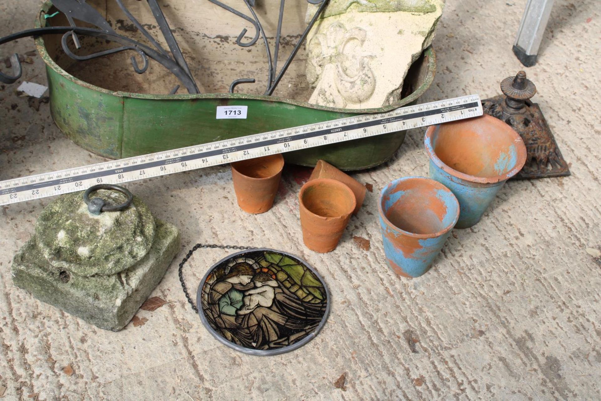 AN ASSORTMENT OF ITEMS TO INCLUDE A CONCRETE DOOR STOP, TERRACOTTA POTS AND A TIN DISH ETC - Image 3 of 3