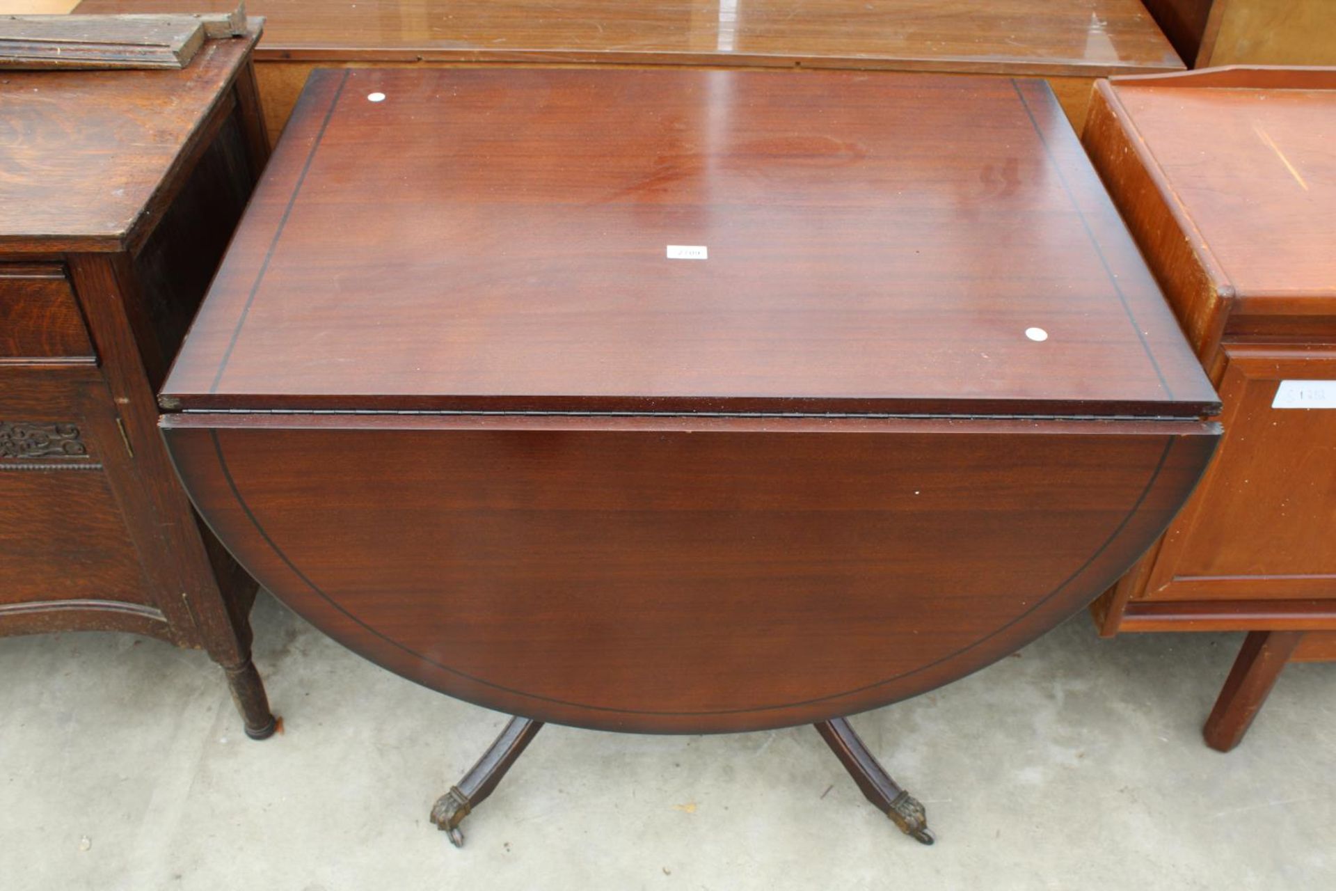 A REGENCY STYLE MAHOGANY DROP-LEAF PEDESTAL DINING TABLE, 61" X 36" OPENED