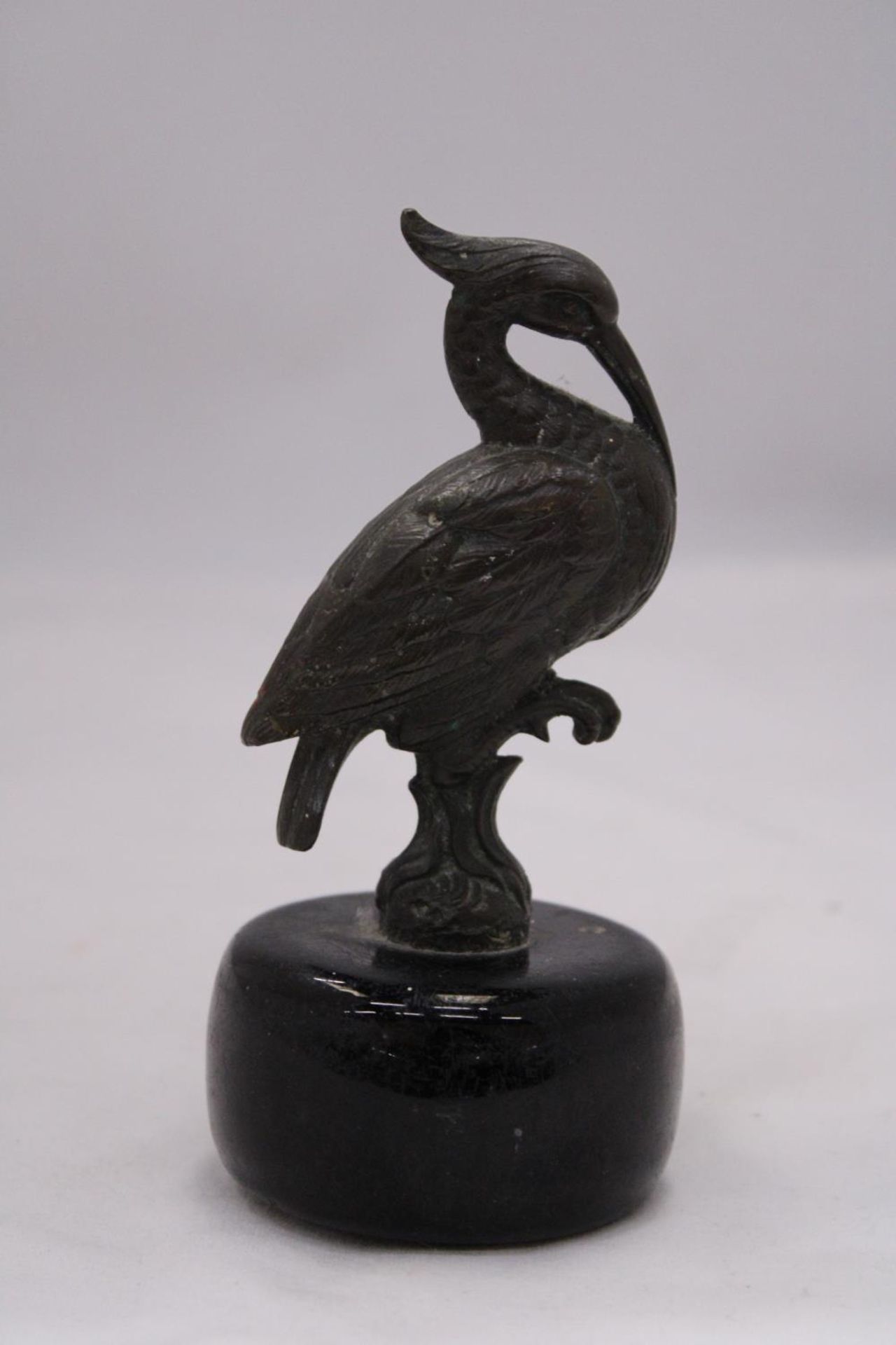 AN ORIENTAL BRONZE HERON ON A MARBLE BASE -APPROXIMATLEY 13CM - Image 2 of 5