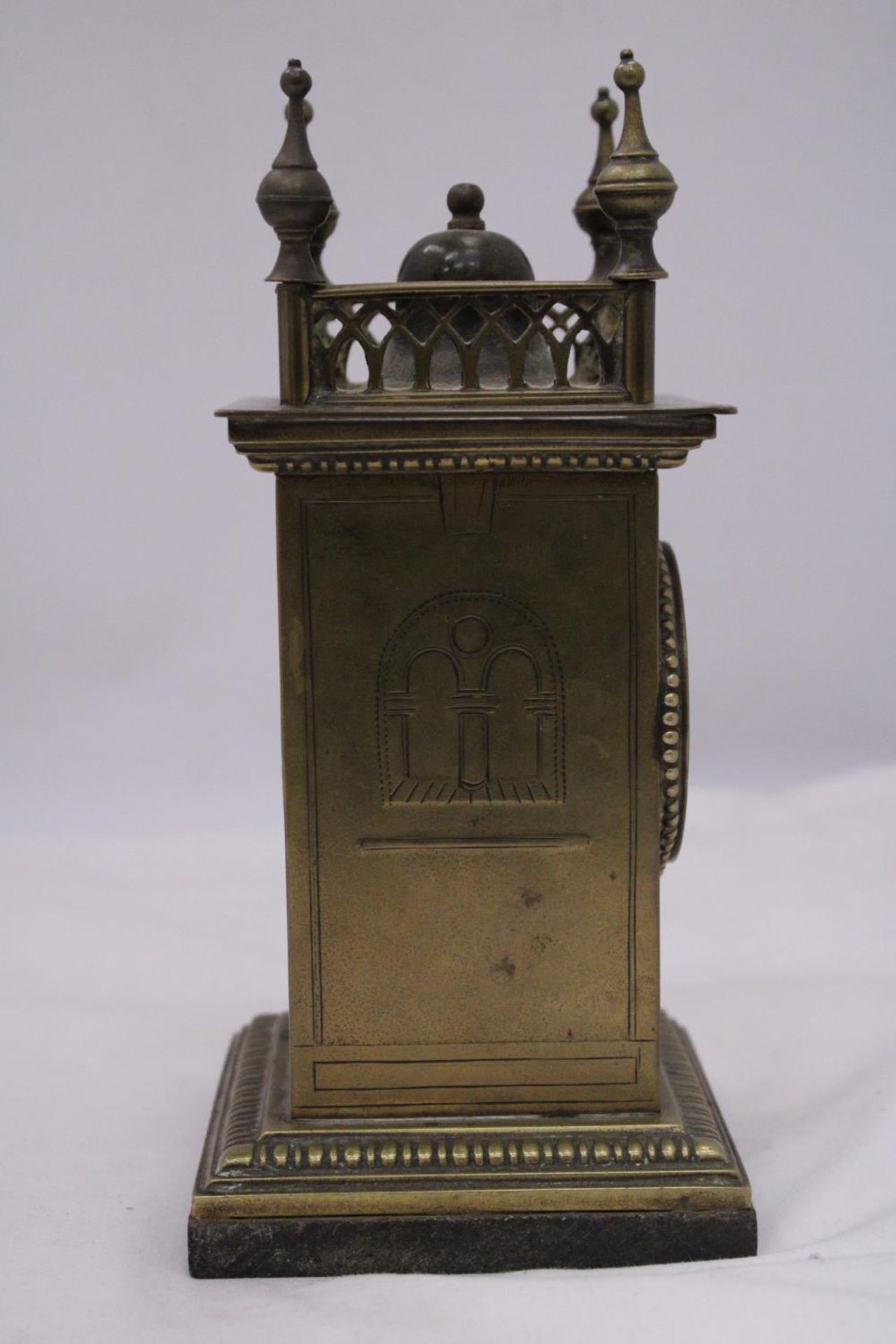 A VINTAGE BRASS MANTEL CLOCK ON A MARBLE BASE, WITH FOUR SPIRES TO THE TOP. WORKING WHEN - Bild 5 aus 5