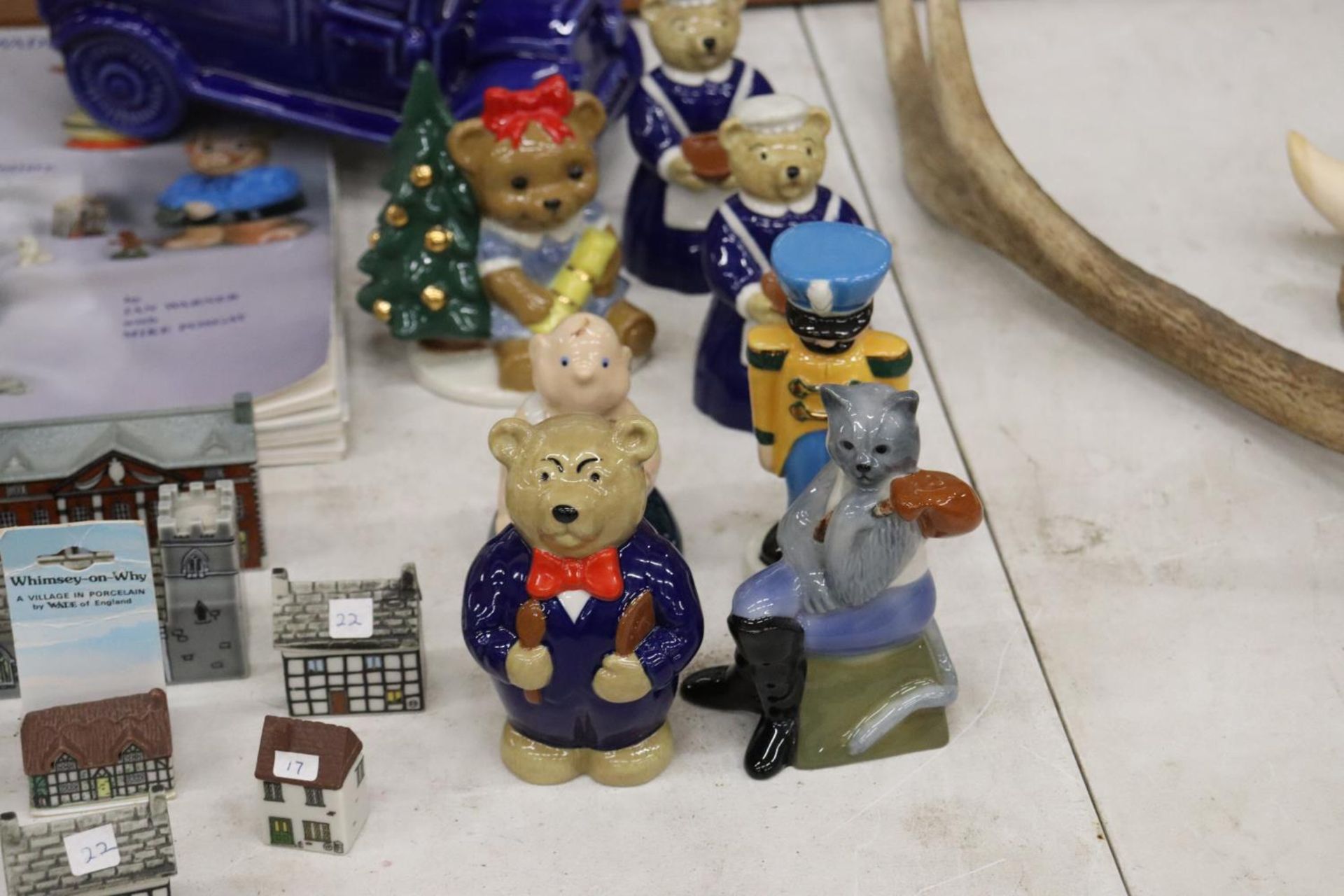 A QUANTITY OF WADE FIGURES TO INCLUDE DADDY BEAR, MUMMY BEAR, TOY SOLDIER ETC TOGETHER WITH A " - Image 3 of 6