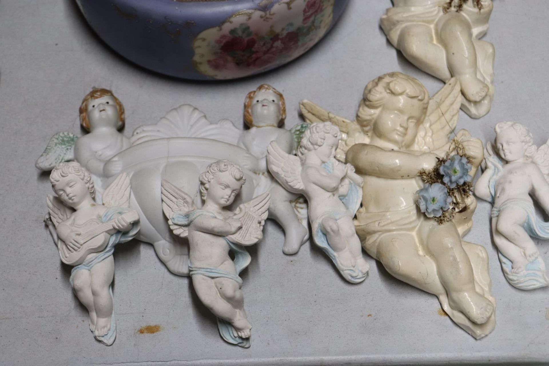 A MIXED LOT TO INCLUDE "ANGEL" WALL PLAQUES, A SWAN TEA POT, STAFFORDSHIRE FIGURE OF "ELIJAH" (A/ - Image 2 of 6