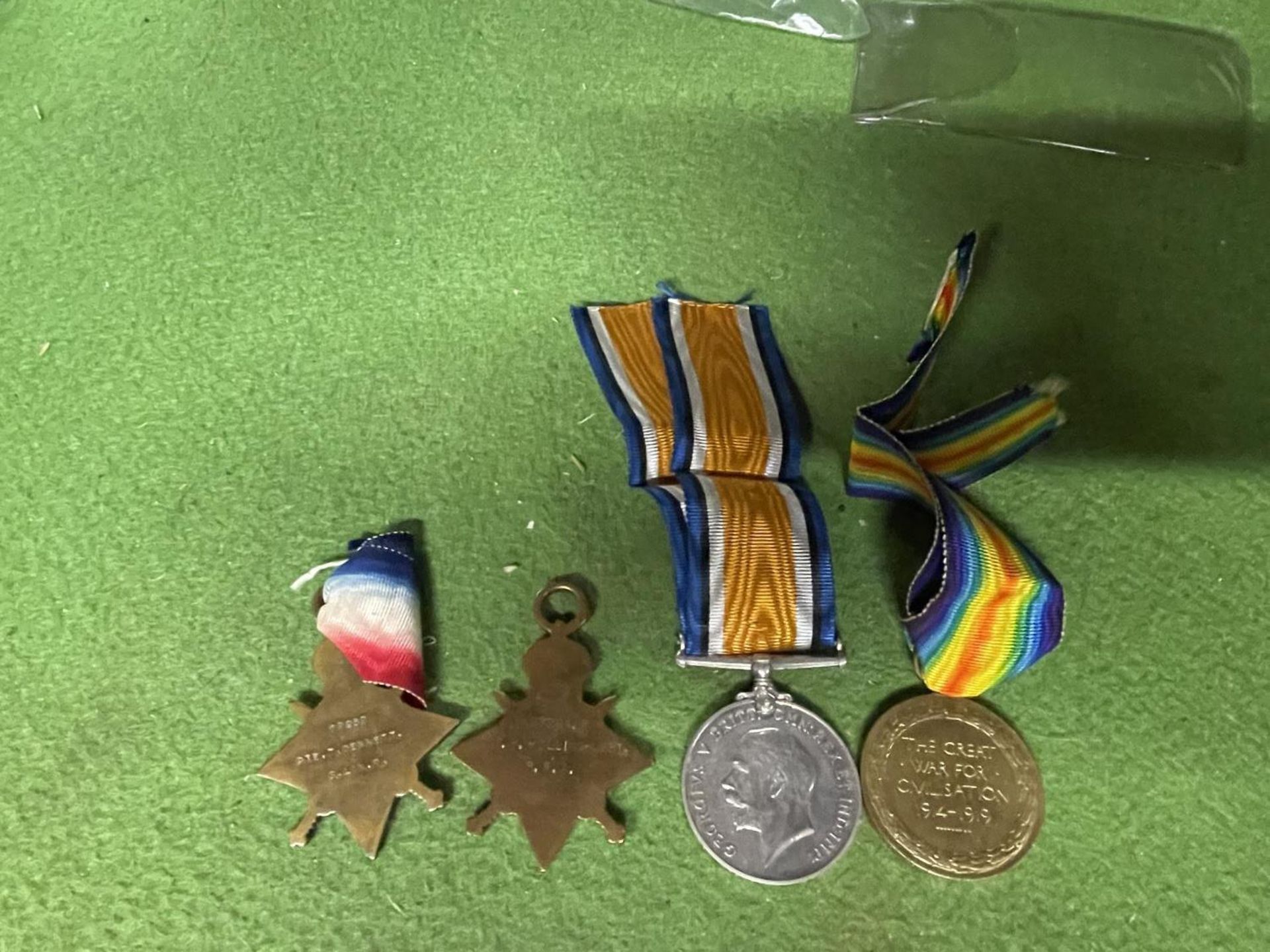A GROUP OF UK, WW1 MEDALS TO INCLUDE TWO 1914/1915 STAR MEDALS, ALL FINE CONDITION. - Bild 3 aus 3