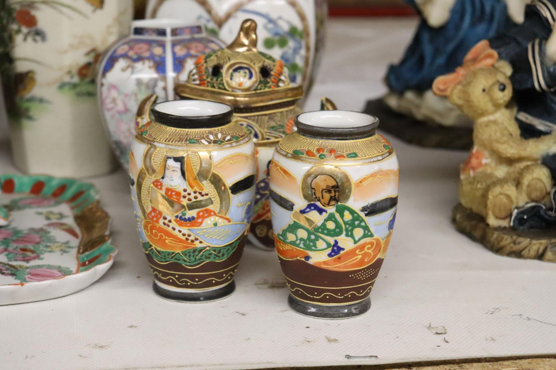 A QUANTITY OF ORIENTAL CERAMICS TO INCLUDE A HAND PAINTED VASE, CANDLE STICKS, TRINKET BOXES, ETC - Image 3 of 8