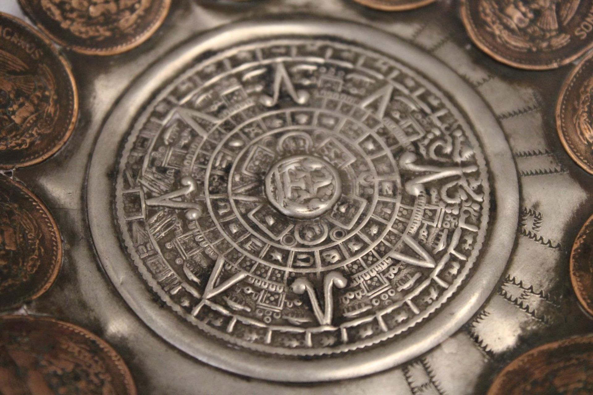 AN AZTEC PEWTER BOWL WITH 1940'S-1950'S CENTAVOS SURROUND, DIAMETER 13CM - Image 4 of 5
