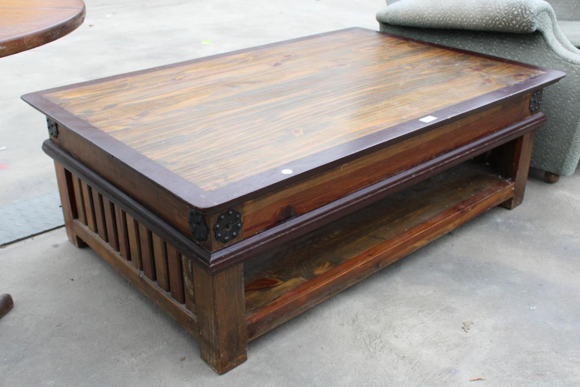 A MODERN PINE TWO TIER COFFEE TABLE 47" X 31" - Image 2 of 2