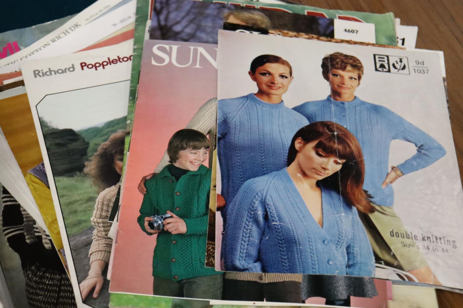 A QUANTITY OF KNITTING PATTERNS AND FASHION BOOKLETS (70 IN TOTAL) - Image 4 of 5