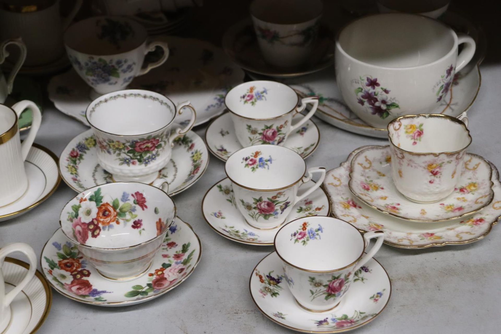 A LARGE QUANTITY OF VINTAGE CUPS, SAUCERS, PLATES, ETC TO INCLUDE ROYAL WORCESTER 'ABLA', CROWN - Image 3 of 5