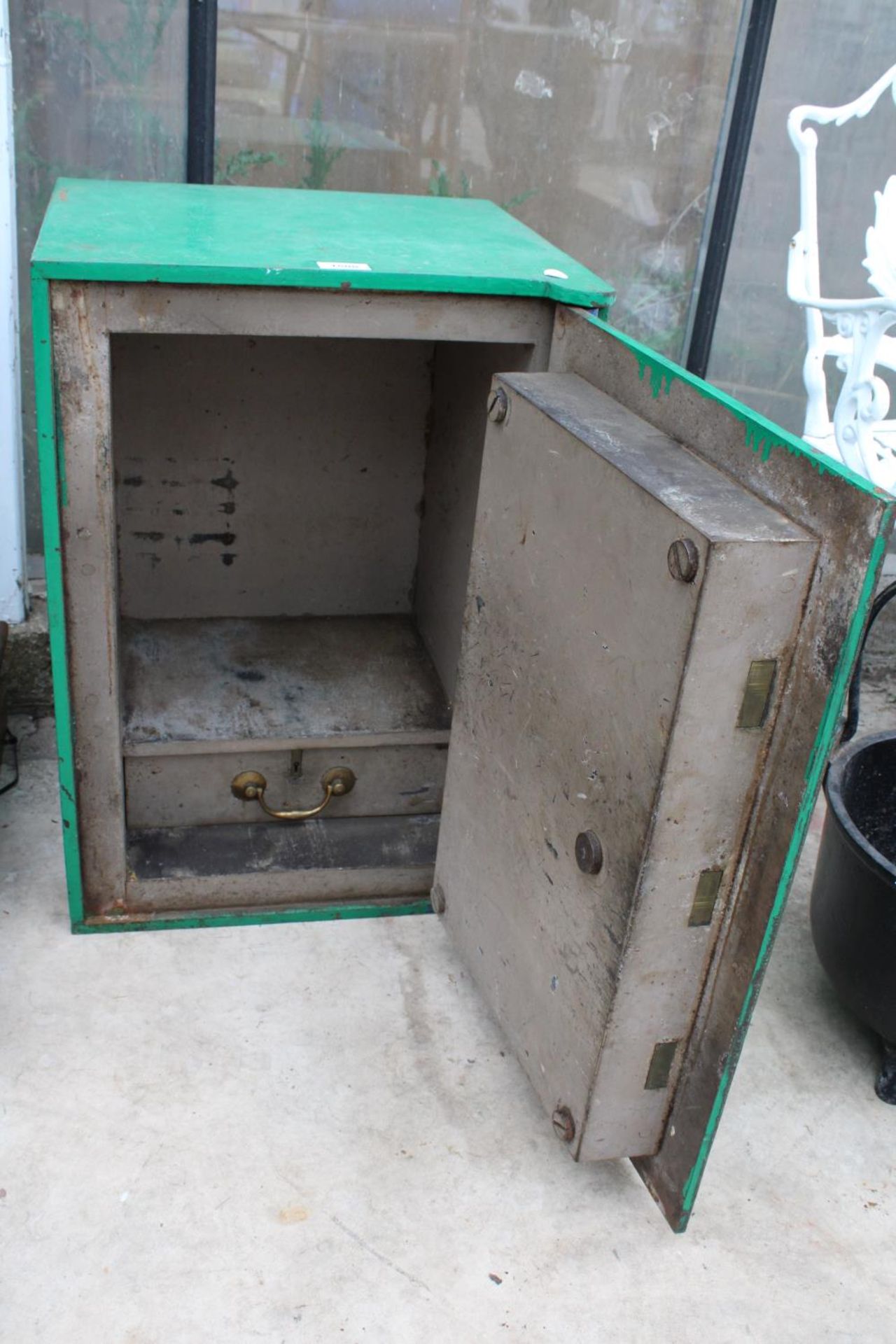 A VINTAGE HEAVY CAST IRON SAFE WITH KEY IN THE OFFICE - Image 4 of 7