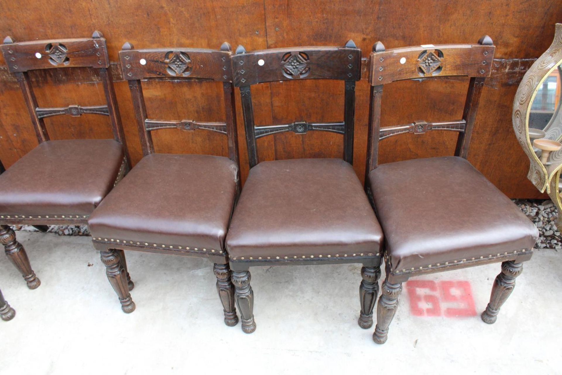 A SET OF 8 VICTORIAN OAK DINING CHAIRS WITH CARVED TOP RAIL ON TURNED AND FLUTED LEGS - Bild 2 aus 4