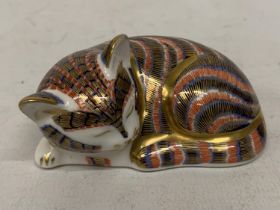 A ROYAL CROWN DERBY SLEEPING CAT (FIRSTS)