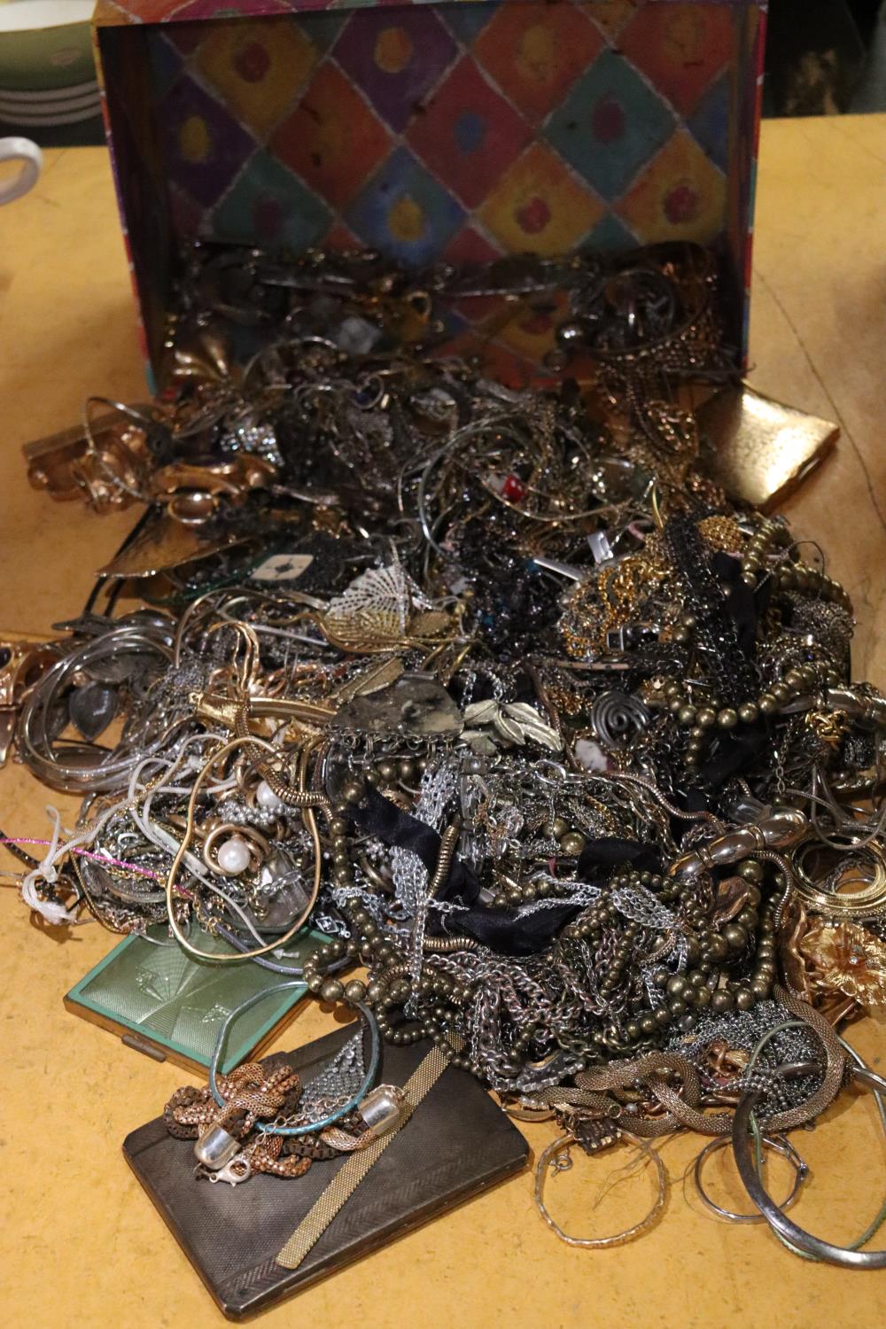A LARGE QUANTITY OF COSTUME JEWELLERY TO INCLUDE NECKLACES, CHAINS, BRACELETS, ETC