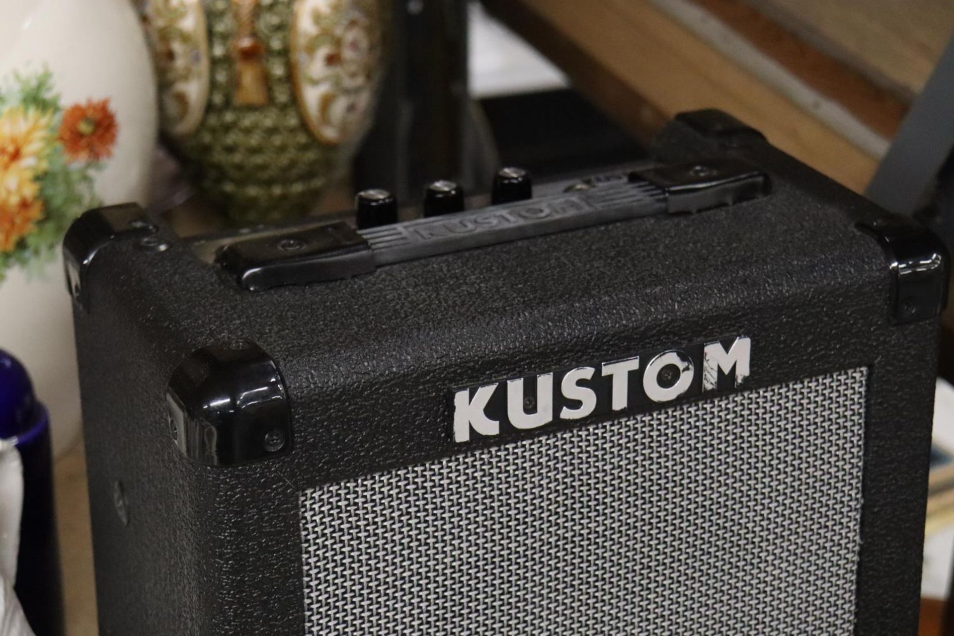 A KUSTOM KGA 10 LEAD GUITAR AMPLIFIER, WORKING AT TIME OF CATALOGUING, NO WARRANTY GIVEN - Bild 3 aus 5