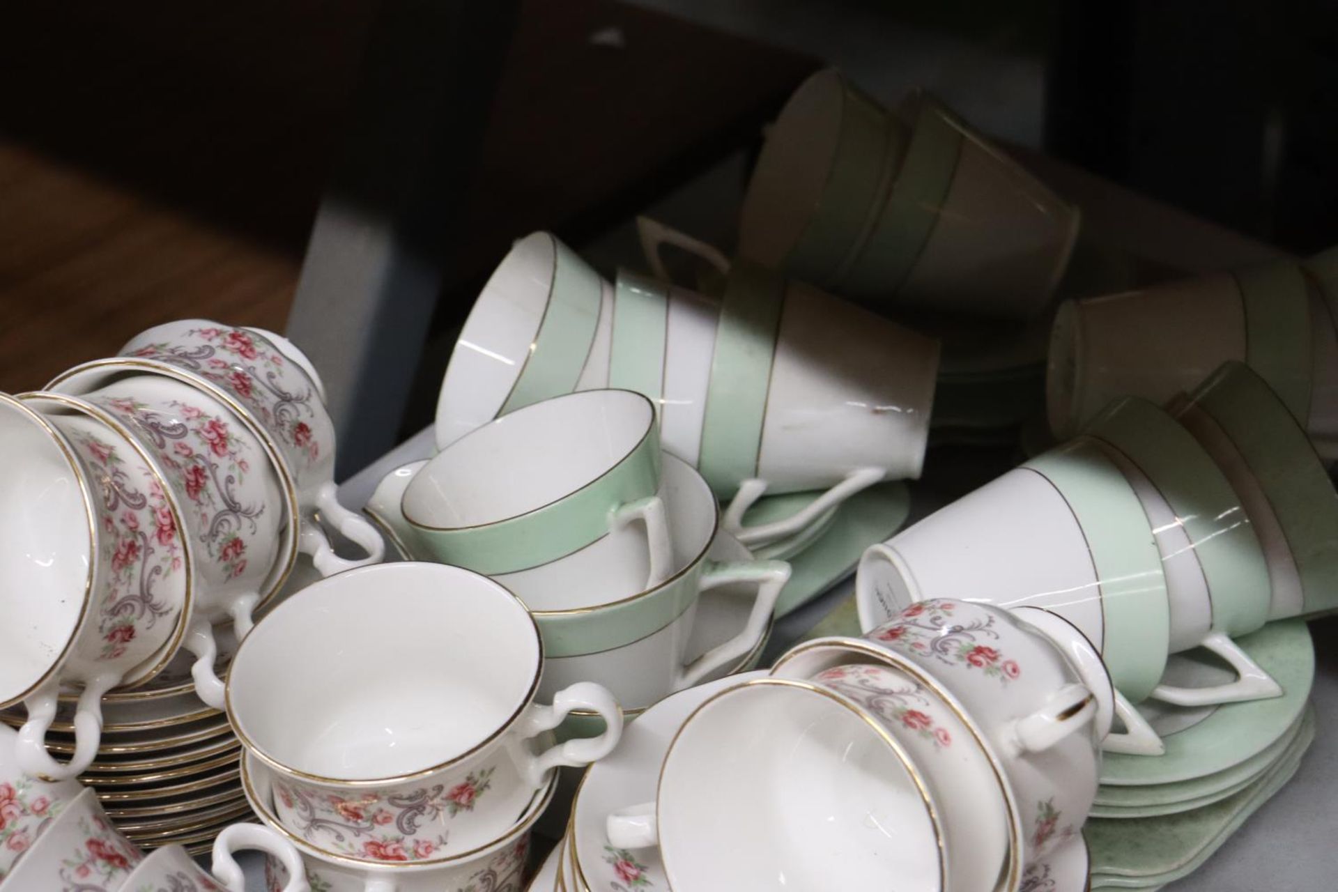 A LARGE QUANTITY OF COLCLOUGH AND GAINSBOROUGH CUPS, SAUCERS AND SIDE PLATES - Image 4 of 5