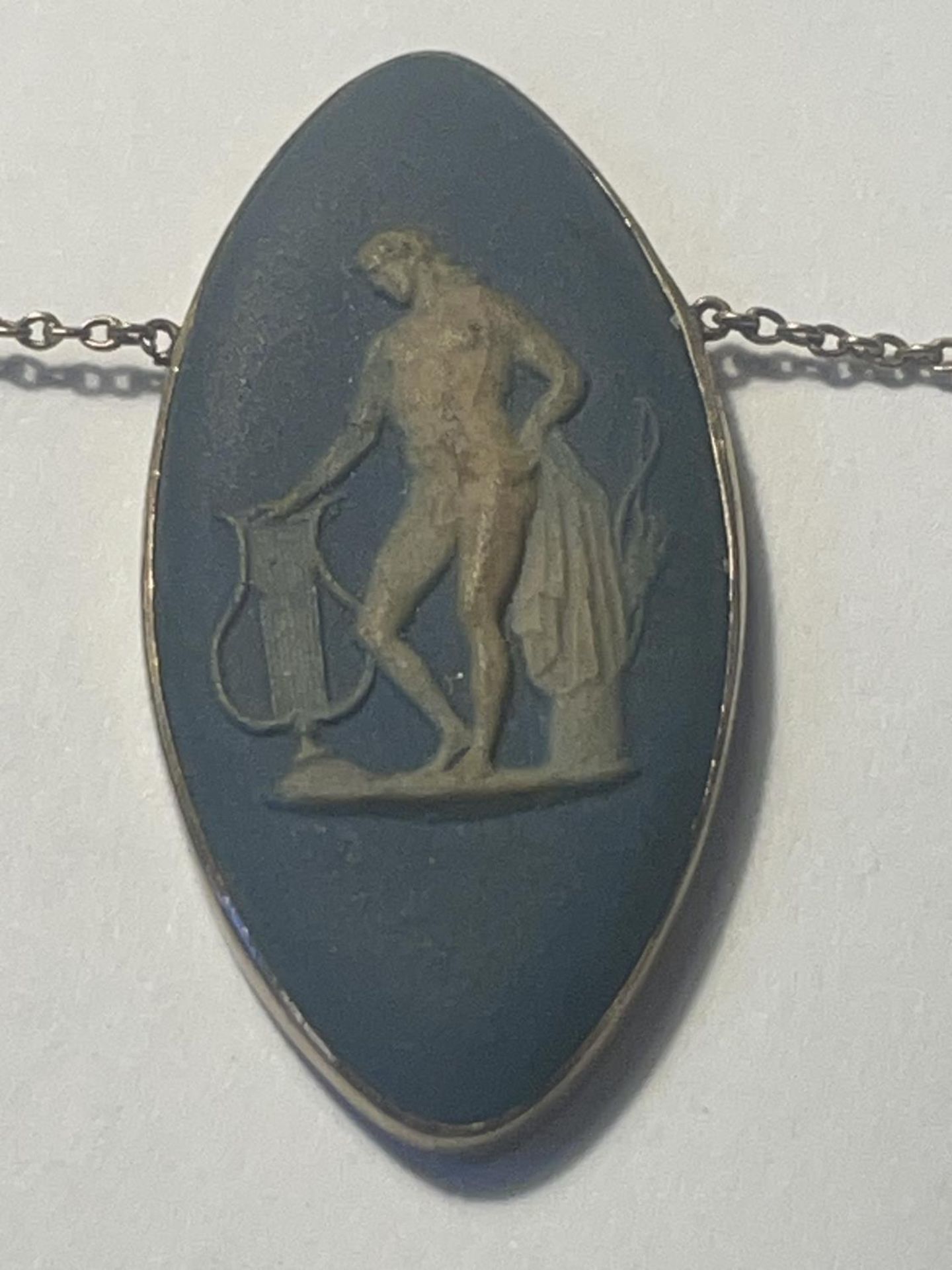 A BLUE WEDGWOOD JASPERWARE PLAQUE IN A MARKED 9 CARAT GOLD SURROUND WITH SIDE CHAINS - Image 2 of 4