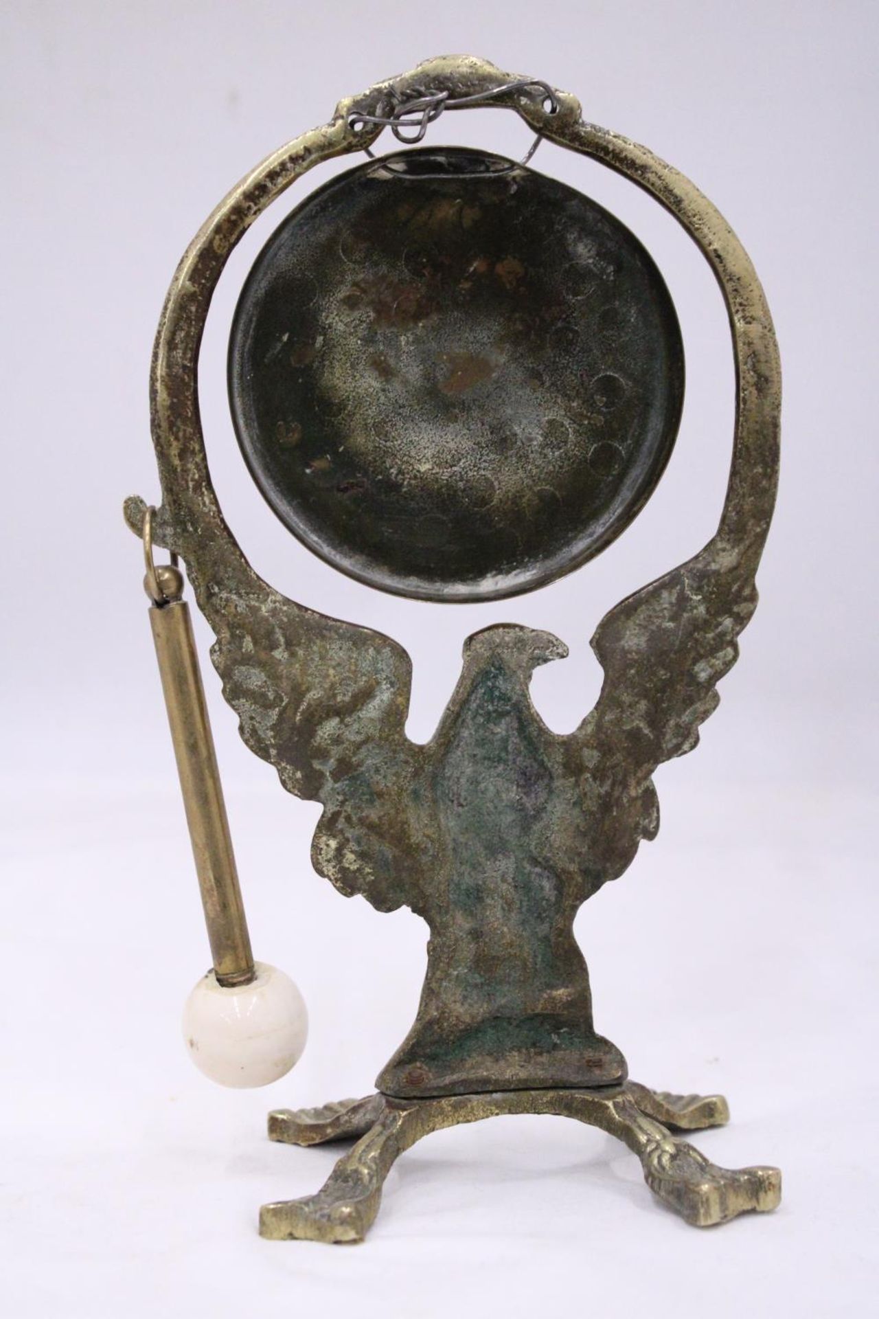 AN ANTIQUE BRASS EAGLE DINNER GONG WITH ORIGINAL STRICKER - Image 4 of 5