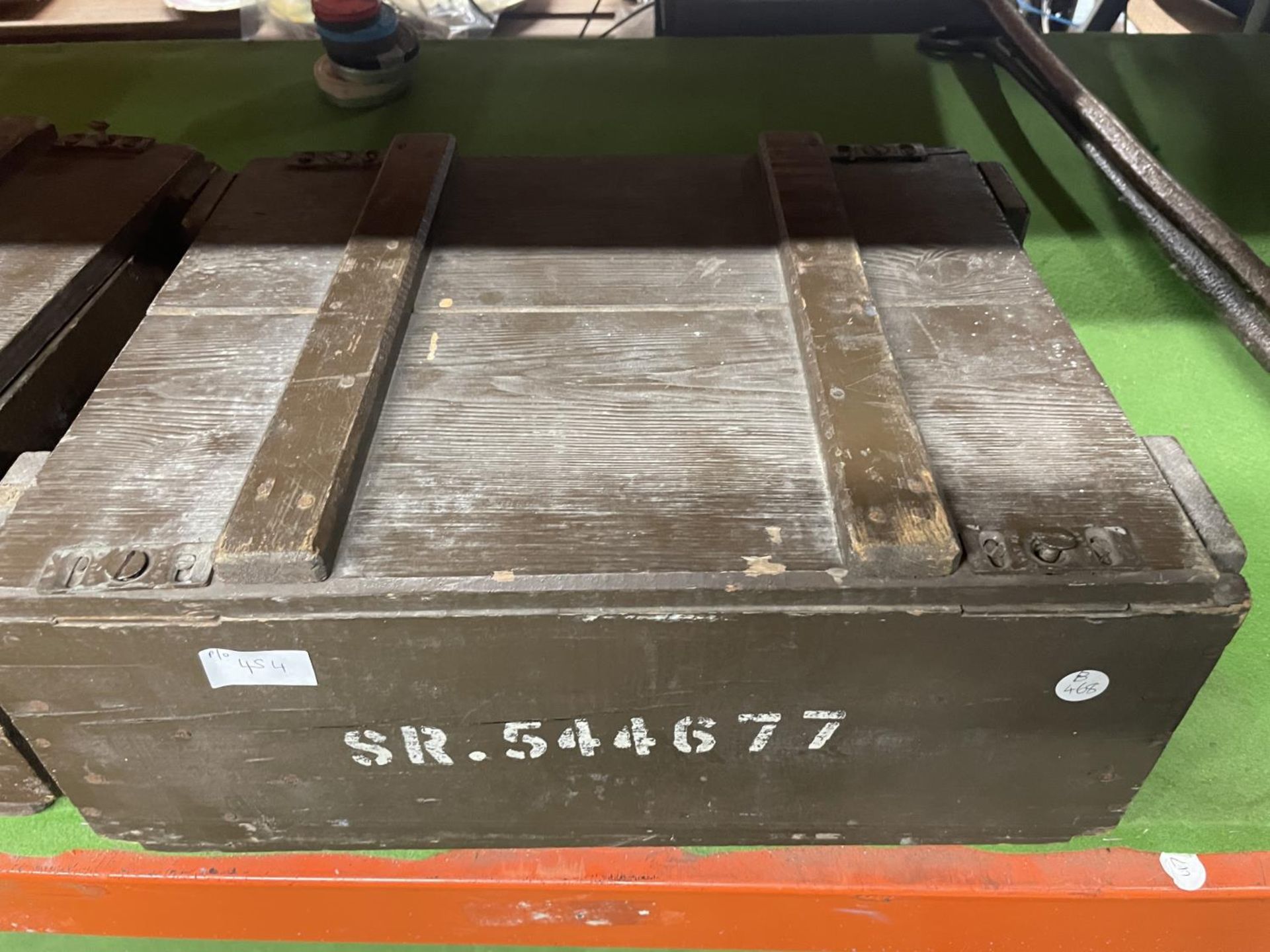 TWO GREEN PAINTED AMMUNITION BOXES MARKED SR 544677, AND A 1950 MILITARY ENAMEL PLATE (3) - Bild 3 aus 3