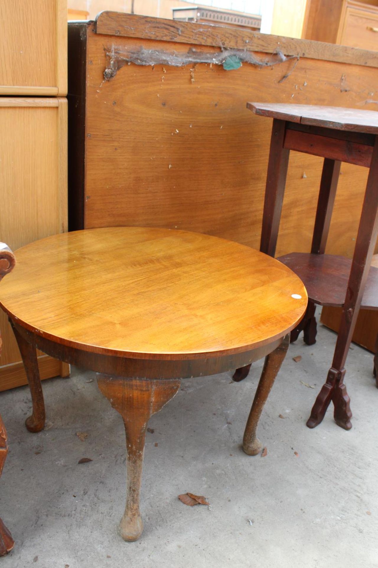 A MID 20TH CENTURY 24" DIAMETER COFFEE TABLE ON CABRIOLE LEGS AND OCTAGONAL OCCASIONAL TABLE - Bild 2 aus 3
