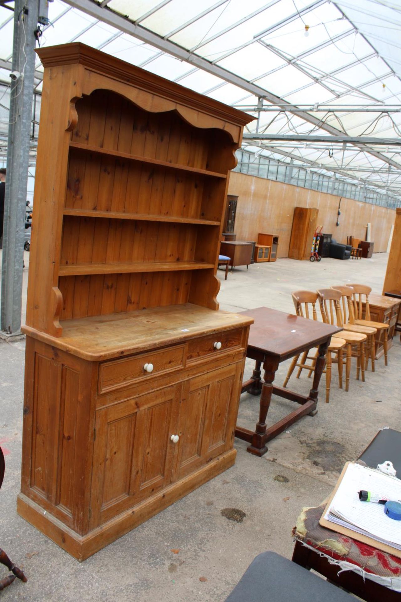 A MODERN PINE DRESSER WITH TWO DRAWERS AND CUPBOARD TO BASE AND PLATE RACK, 50" WIDE