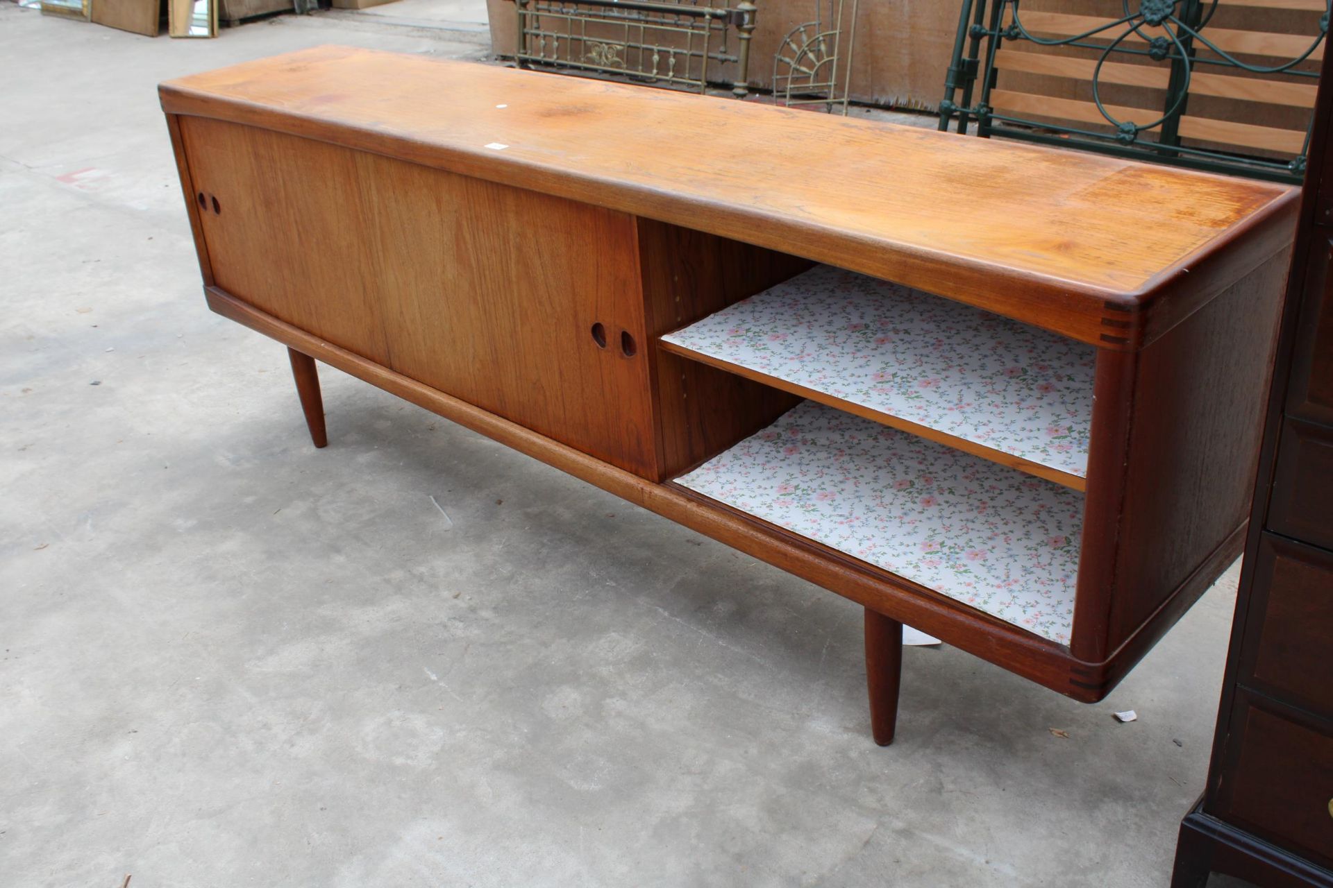 A BRAMIN OF DENMARK, MID CENTURY DANISH TEAK SIDEBOARD ENCLOSING TWO CUPBOARDS AND FOUR LONG - Bild 8 aus 10