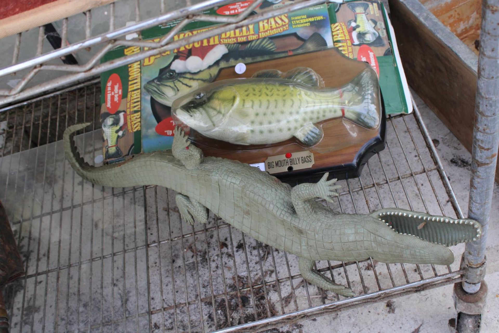 A LARGE PLASTIC ALIGATOR AND AN ELECTRIC BIG MOUTH BILLY BASS - Bild 3 aus 3
