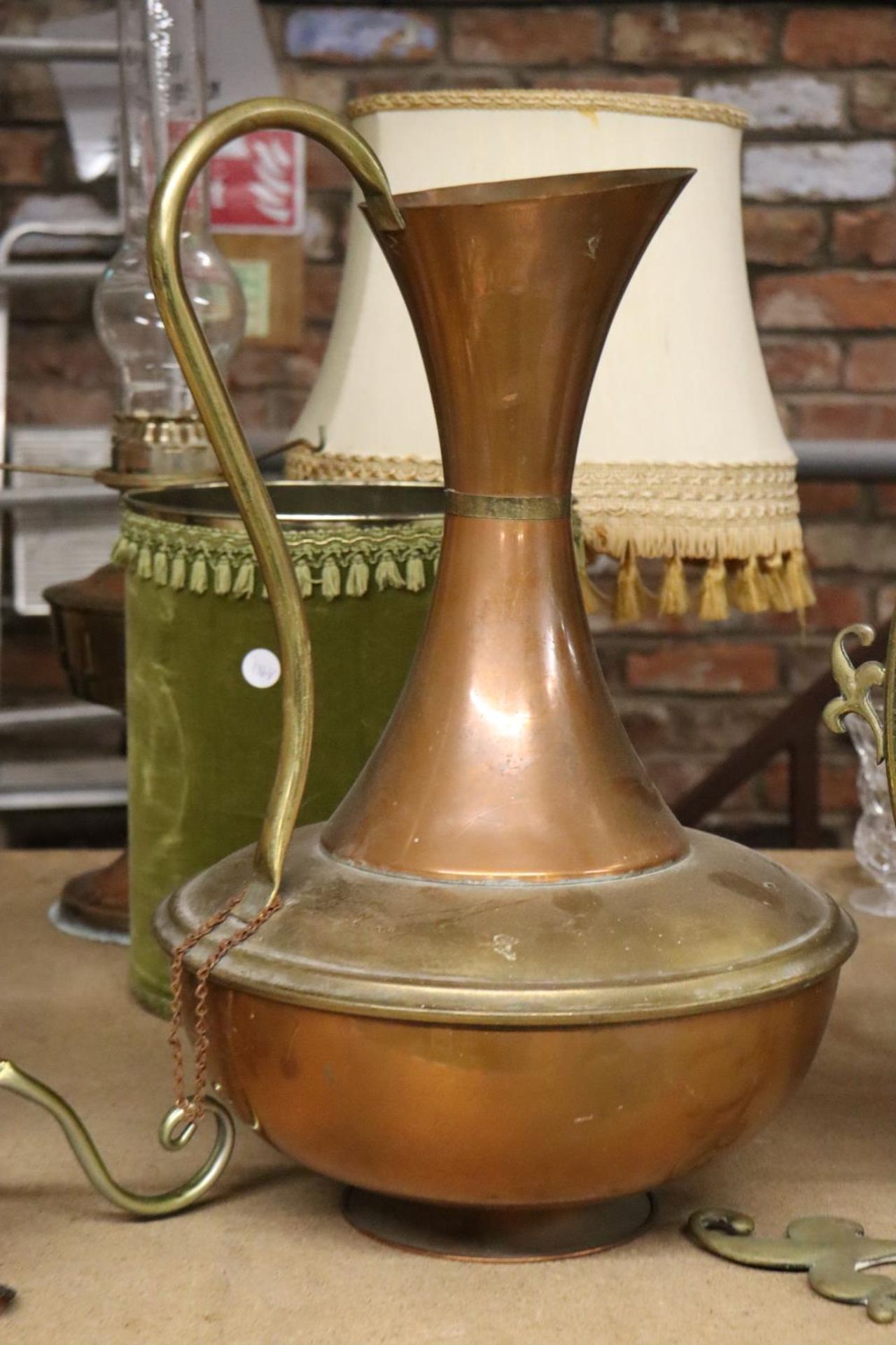 A LARGE COPPER AND BRASS JUG PLUS A BRASS GONG - Image 2 of 5