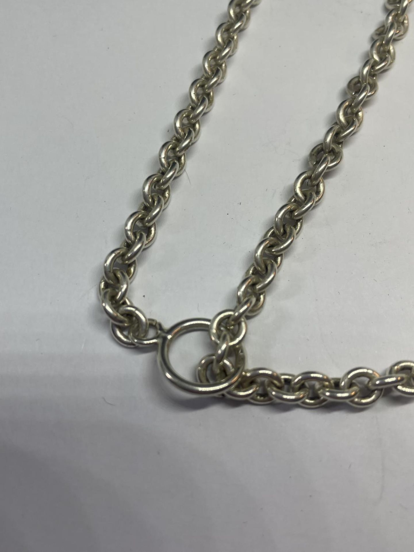 A SILVER T BAR NECKLACE LENGTH 16" - Image 2 of 3