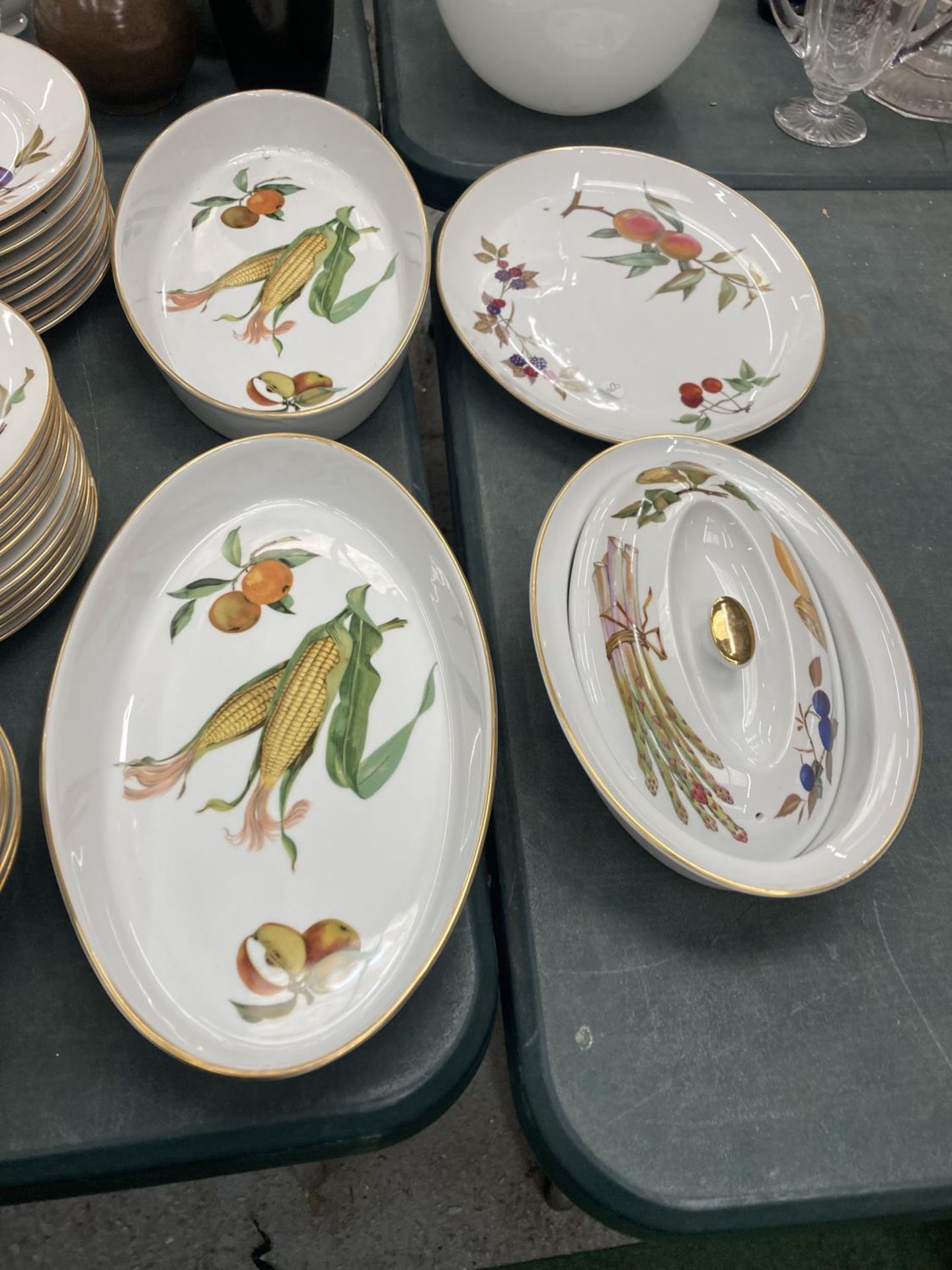 A LARGE COLLECTION OF ROYAL WORCESTER EVESHAM DINNERWARE TO INCLUDE LIDDED SERVING DISHES, PLATES, - Bild 6 aus 7