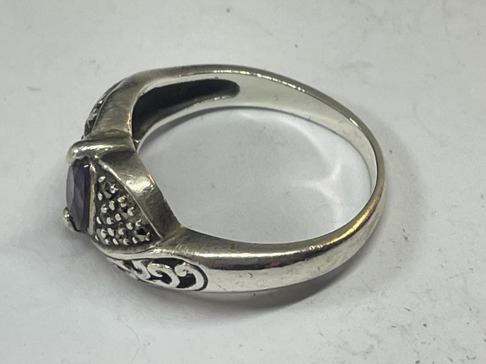 A SILVER AMETHYST DRESS RING - Image 2 of 3