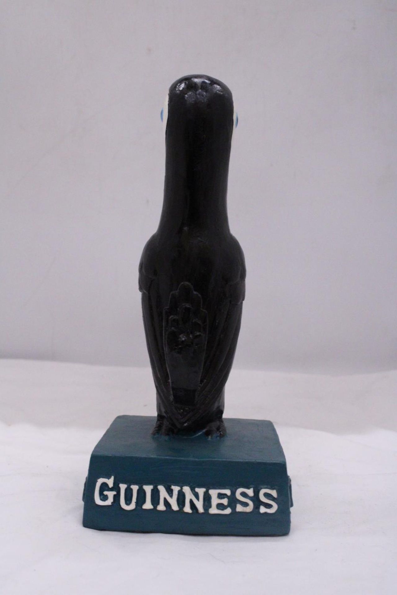 A LARGE RESIN 'GUINNESS' TOUCAN, HEIGHT 30CM - Bild 3 aus 5