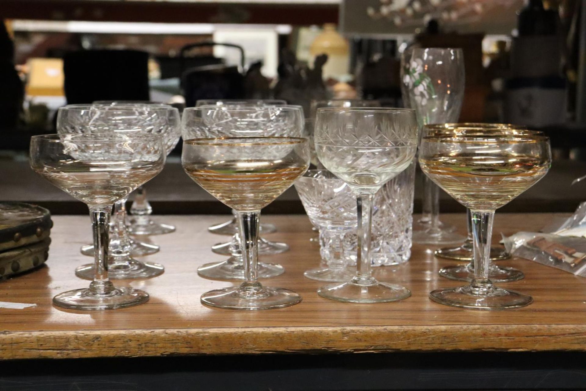 A MIXED LOT OF GLASSWARE TO INCLUDE COCKTAIL GLASSES, WINE GLASSES ETC - Image 2 of 6