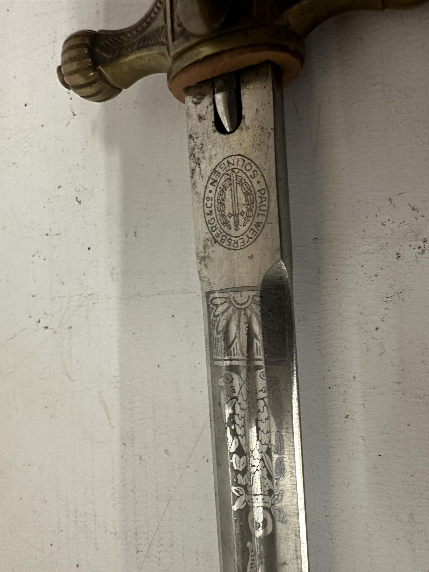 A NAZI GERMANY WWII KRIEGSMARINE DAGGER AND SCABBARD, 25.5CM BLADE WITH ACID ETCHED DECORATION - Image 5 of 13