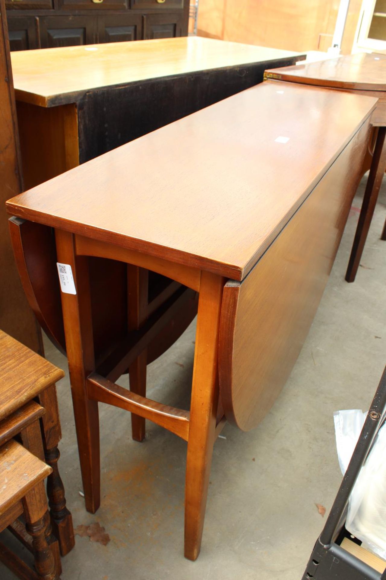 A RETRO TEAK GATE-LEG DINING TABLE, 57" X 45" OPENED - Bild 2 aus 3