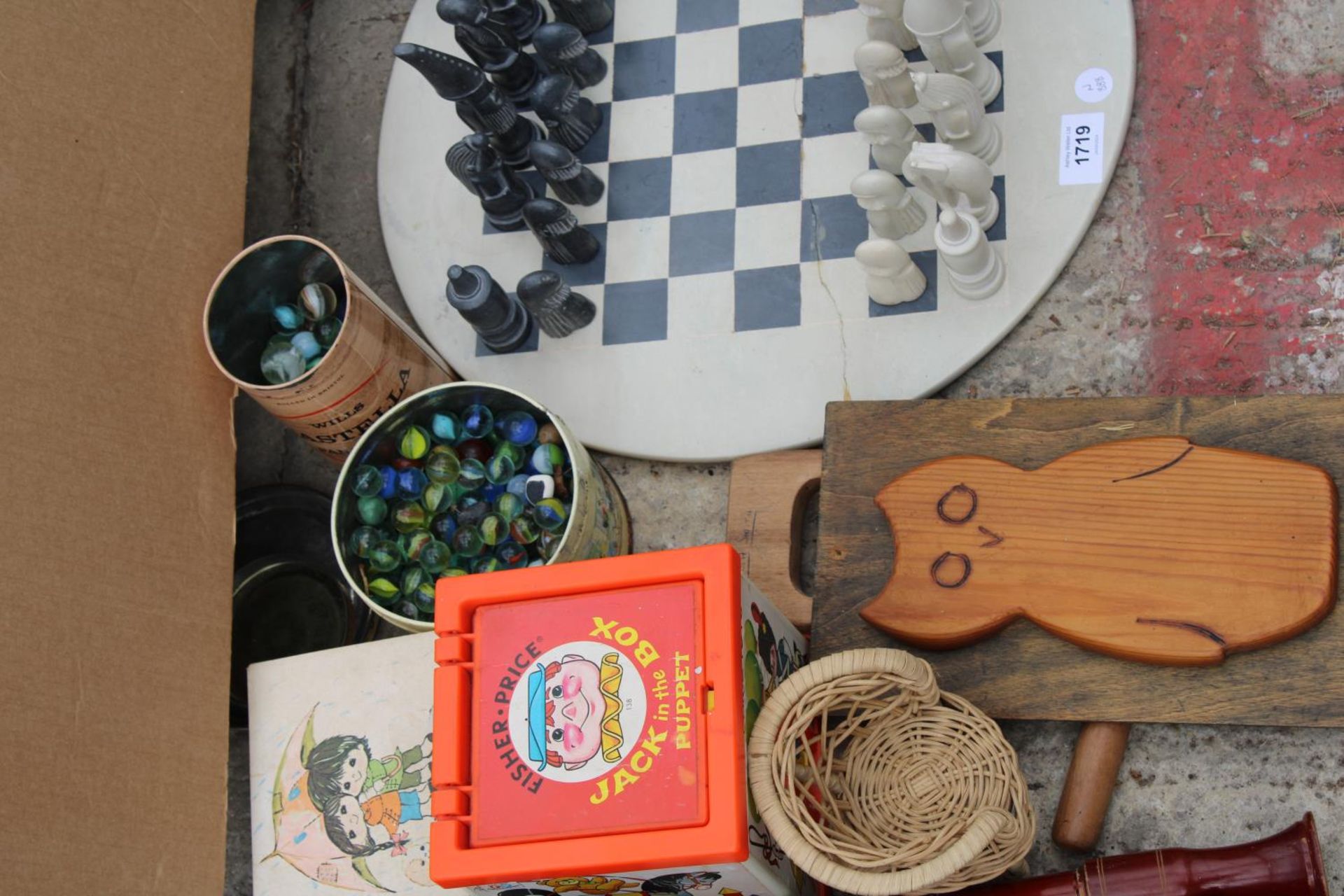 AN ASSORTMENT OF ITEMS TO INCLUDE A MARBLE CHESS SET, VINTAGE MARBLES AND A RETRO FISHER PRICE - Image 3 of 3
