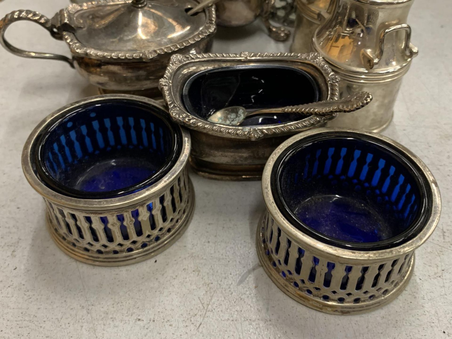 A QUANTITY OF SMALL SILVER PLATED ITEMS TO INCLUDE SALTS WITH BLUE GLASS LINERS, A MILK CHURN - Image 5 of 5