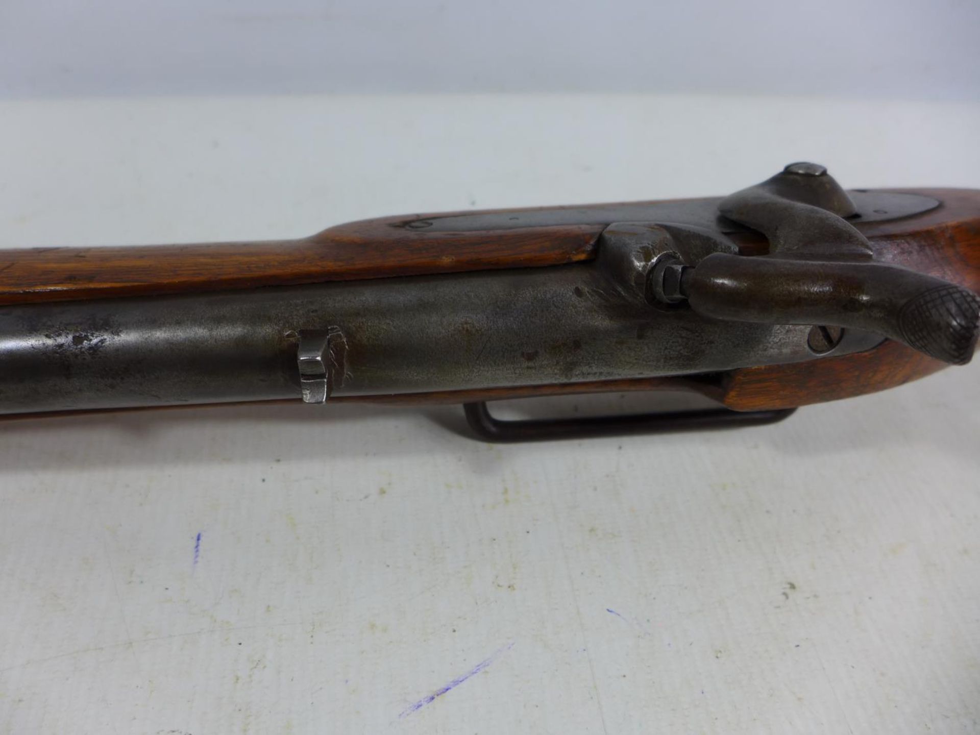 A PERCUSSION CAP TWO BAND CARBINE MUSKET, 56CM BARREL, LENGTH 96CM - Bild 7 aus 8