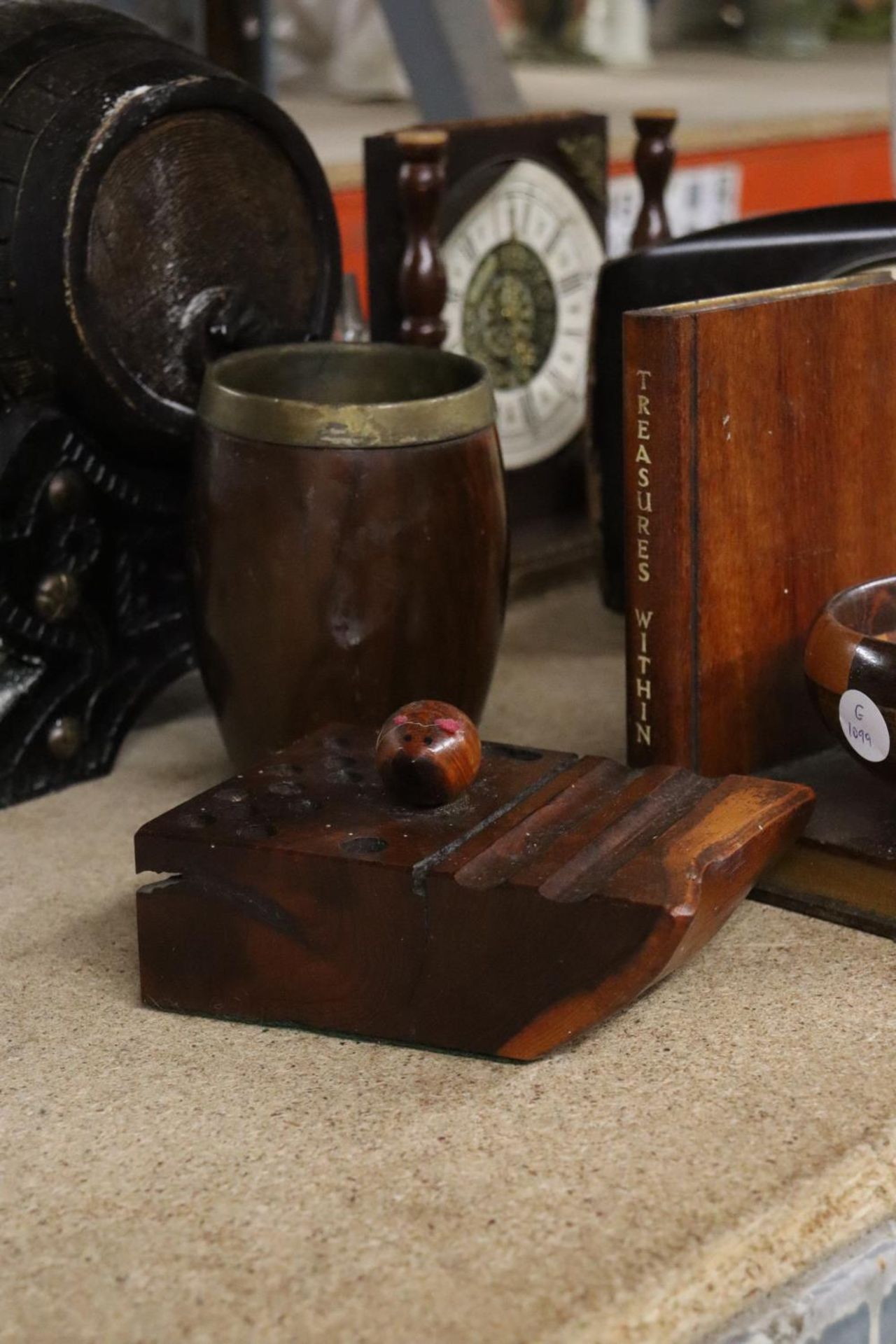 A QUANTITY OF TREEN ITEMS TO INCLUDE A VINTAGE SHERRY BARREL WITH GLASSES, THREE MANTLE CLOCKS, A - Image 2 of 6