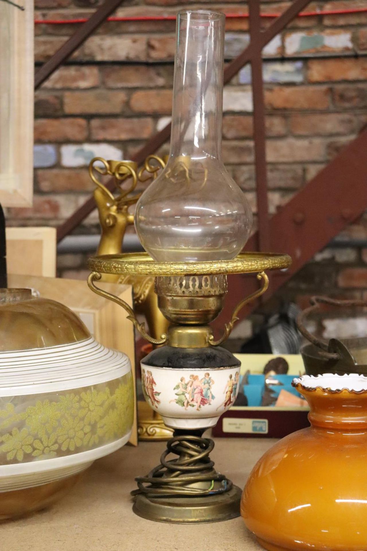 A VINTAGE OIL LAMP CONVERTED TO ELECTRICITY PLUS A LARGE GLASS LIGHT SHADE - Bild 4 aus 6