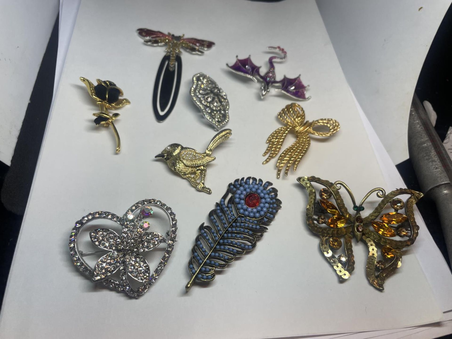 A QUANTITY OF BROOCHES - Image 3 of 3